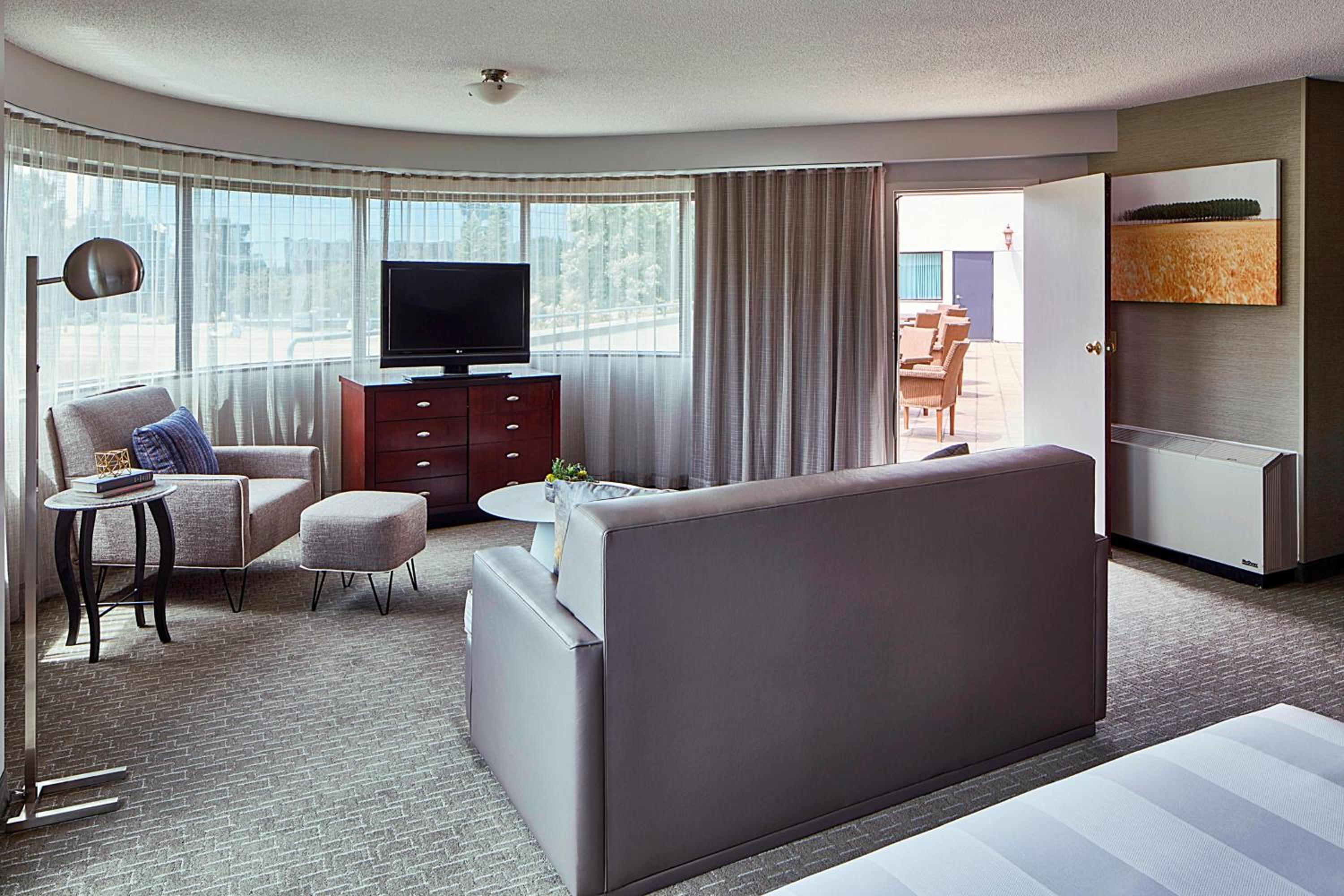 Larger Suite, 1 King, Sofa bed - Photo 2