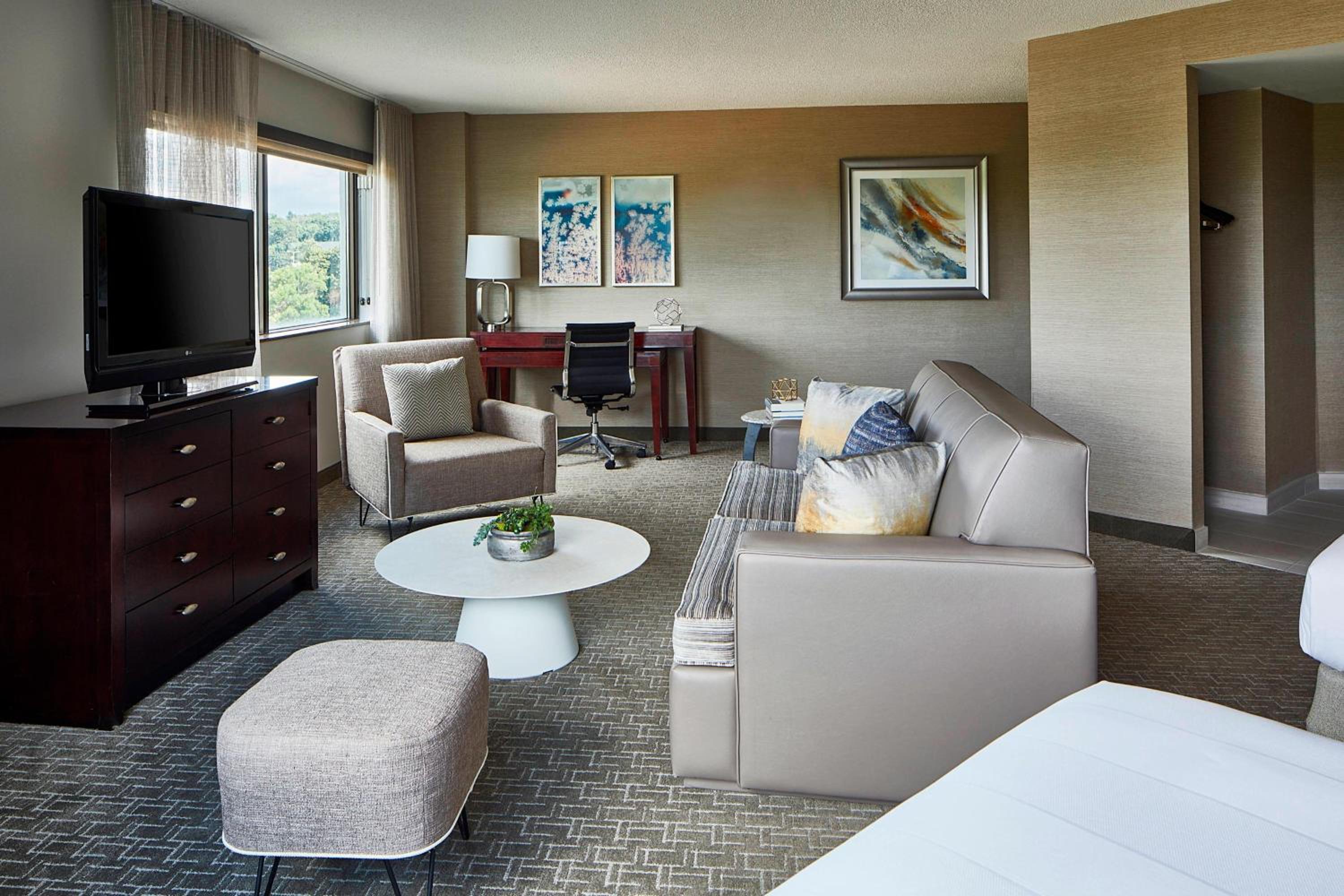 1 Bedroom Larger Suite, 2 Queen, Sofa bed - Photo 7