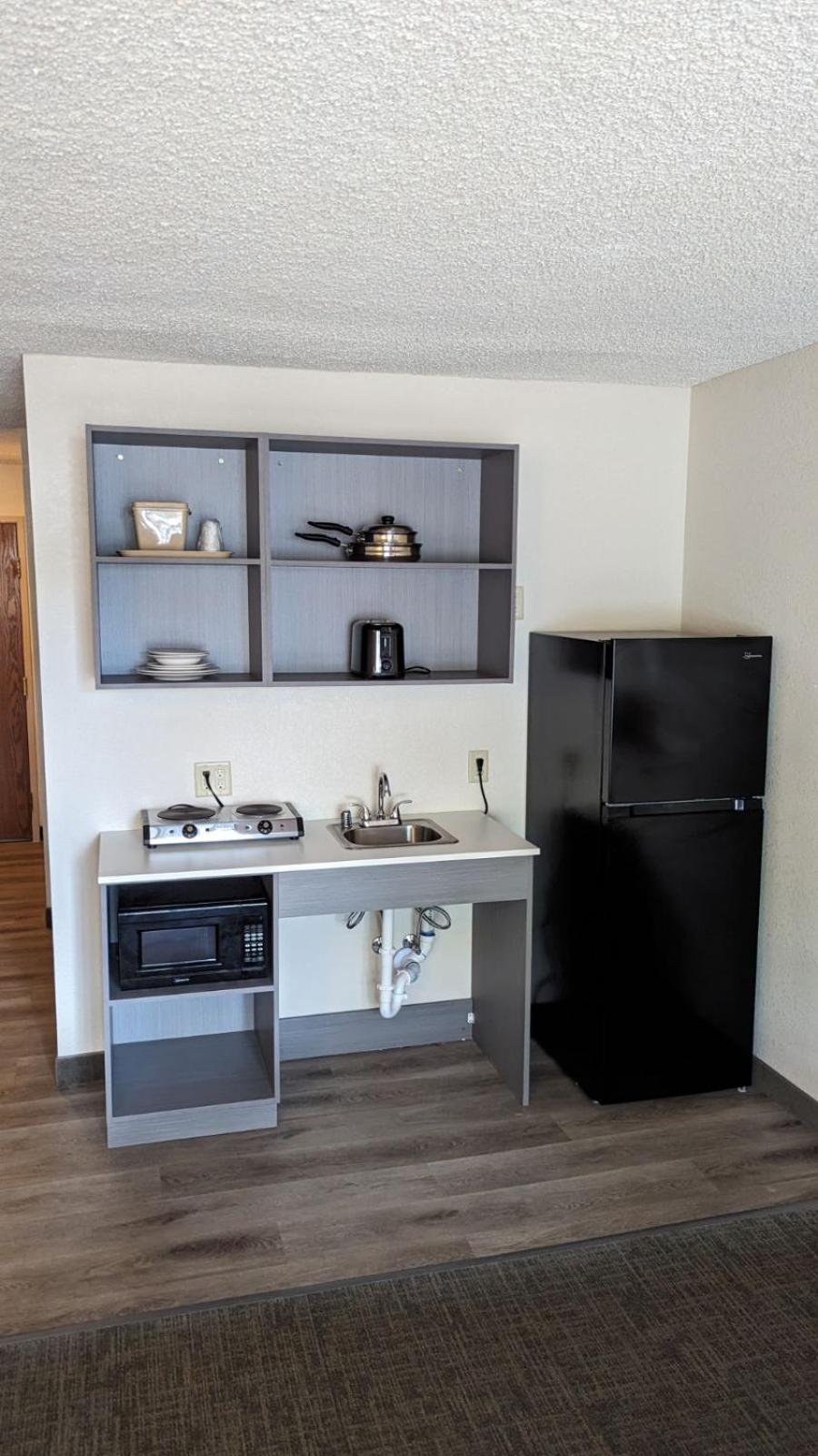 Queen Room with Kitchenette -  Non-Smoking - Photo 2