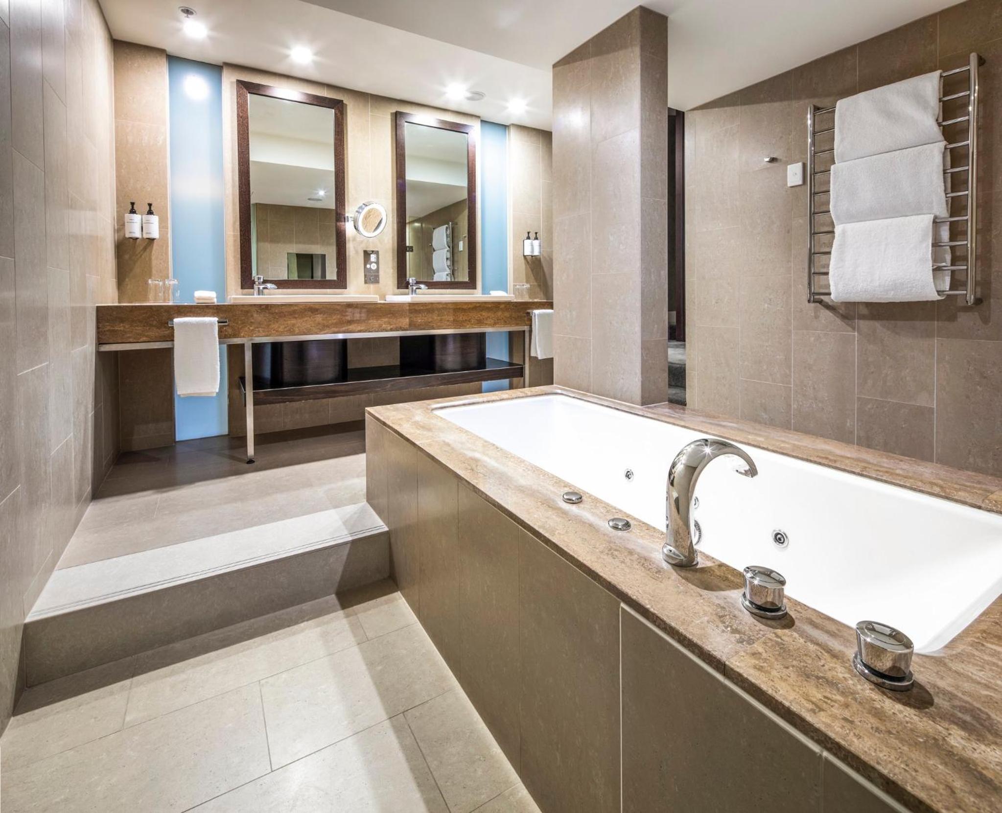 Signature Suite - Photo 4