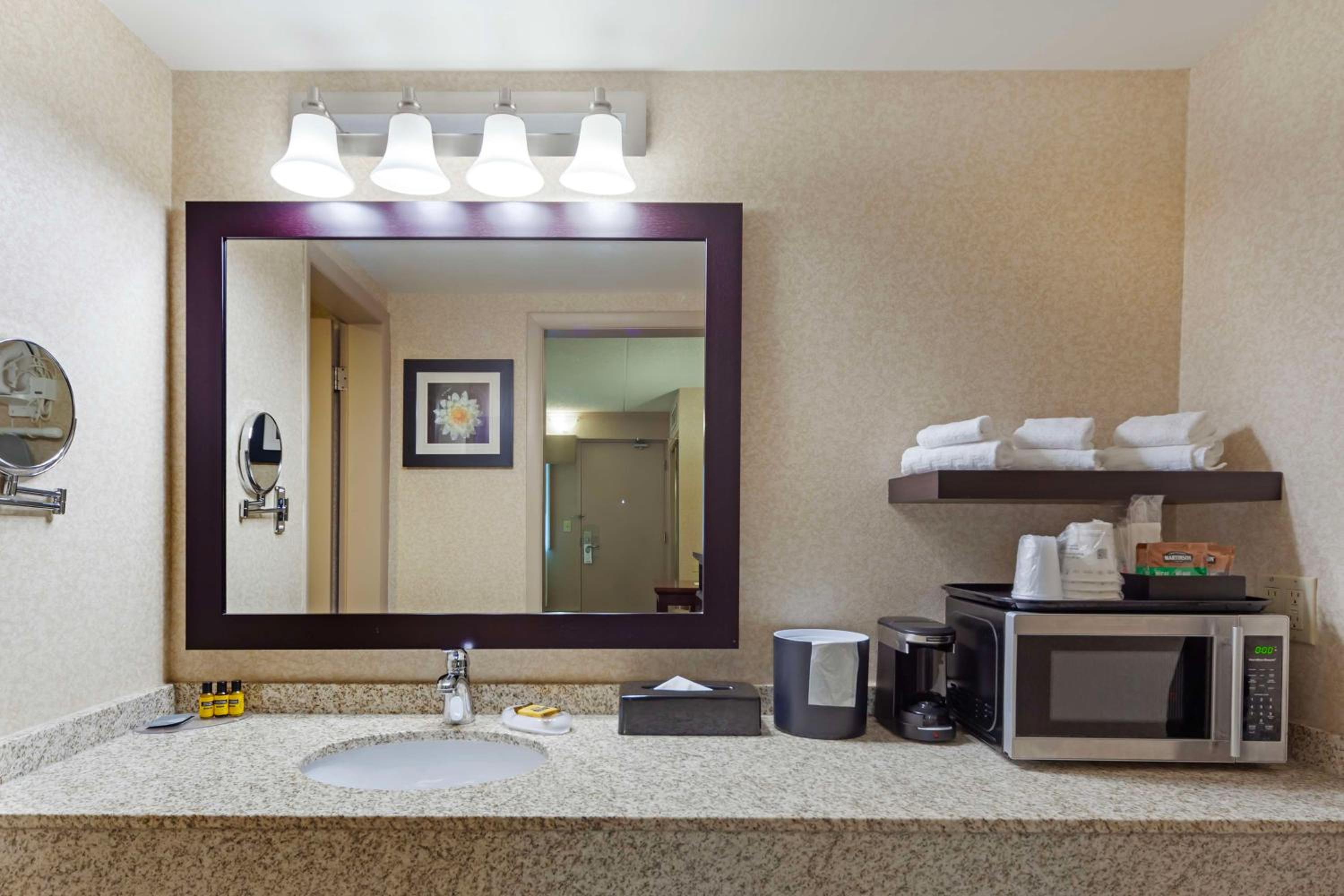 Queen Suite with Two Queen Beds photo 2