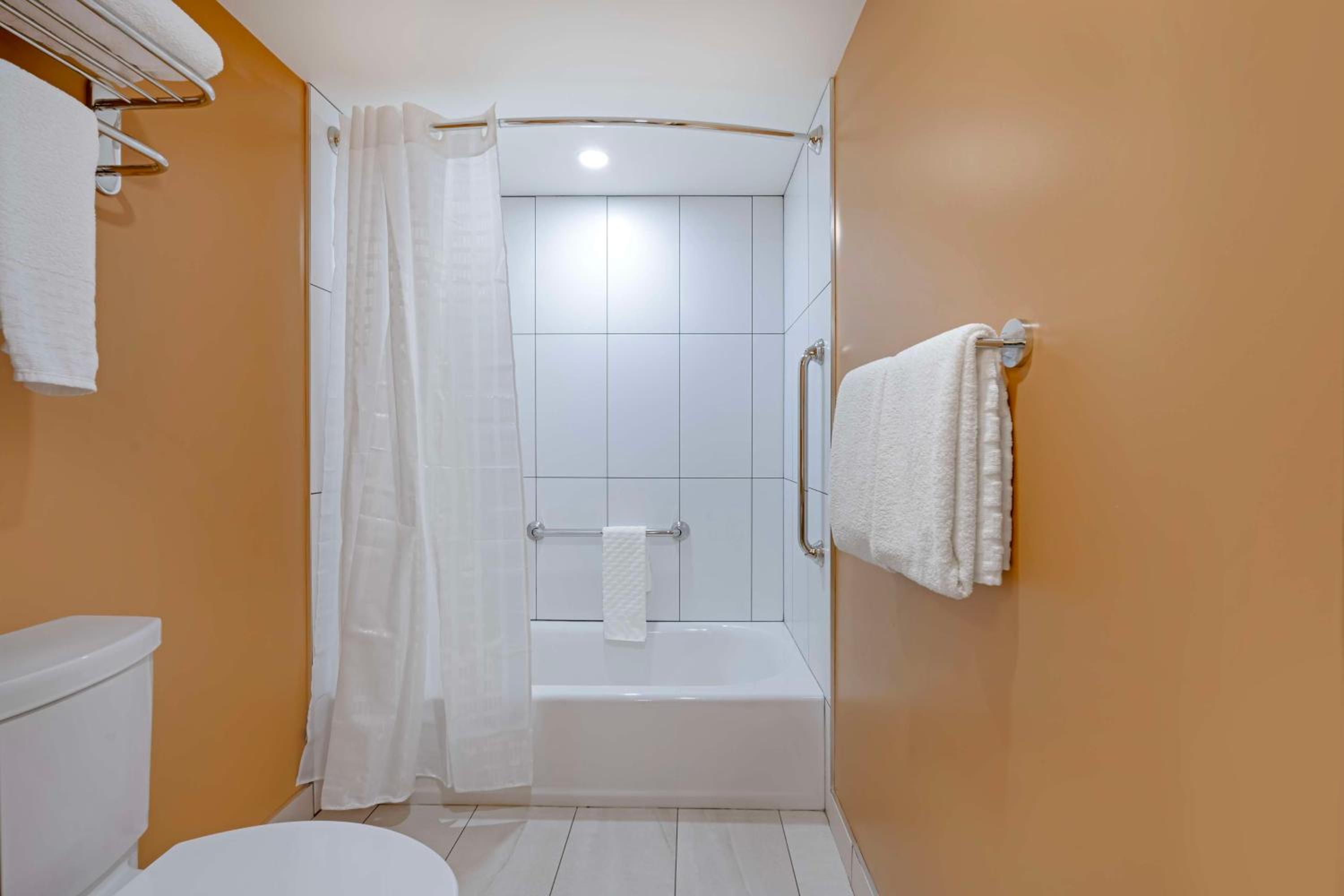 Queen Room with Two Queen Beds - Photo 4