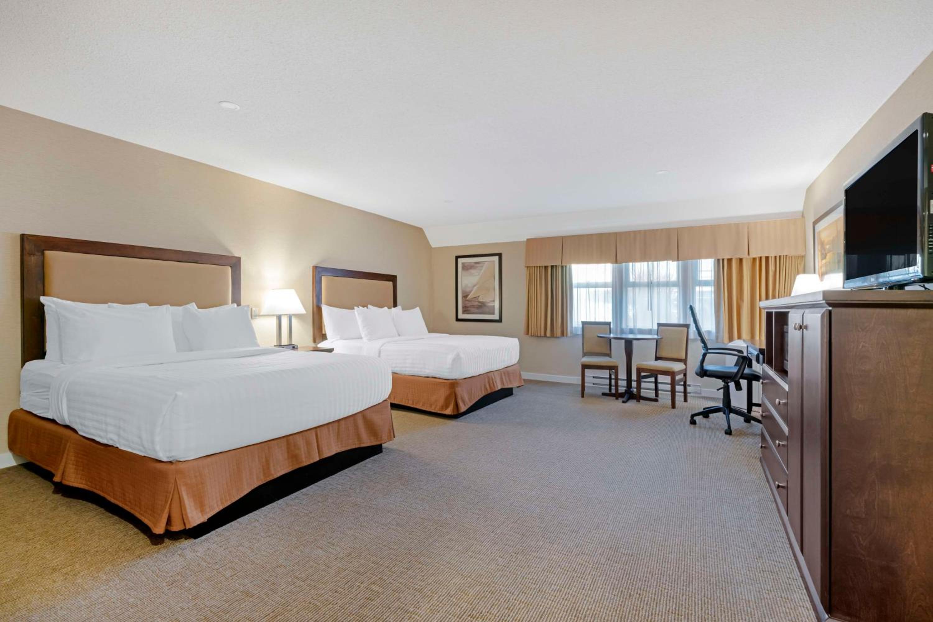 Queen Room with Two Queen Beds - Photo 3