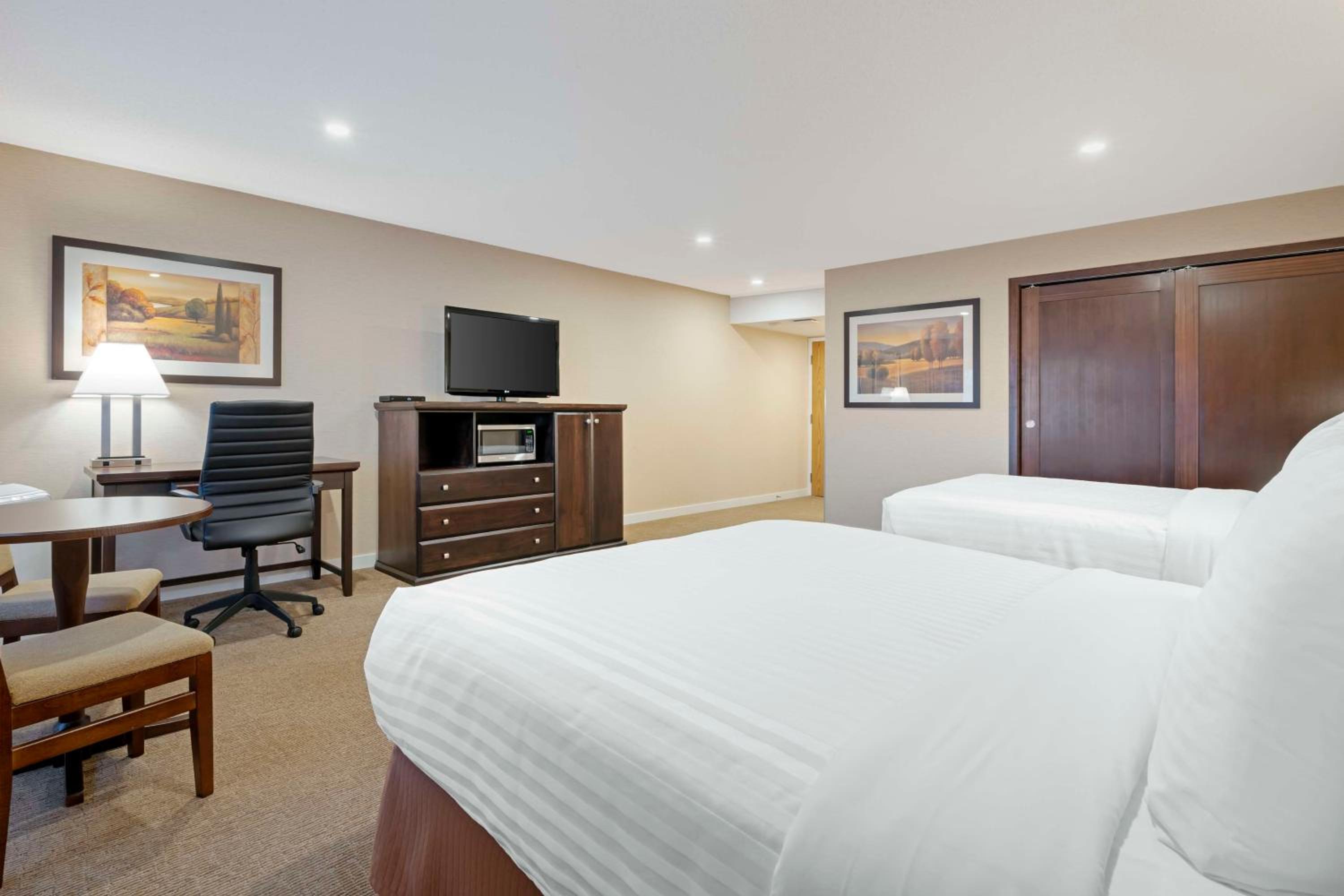 Queen Room with Two Queen Beds - Photo 2