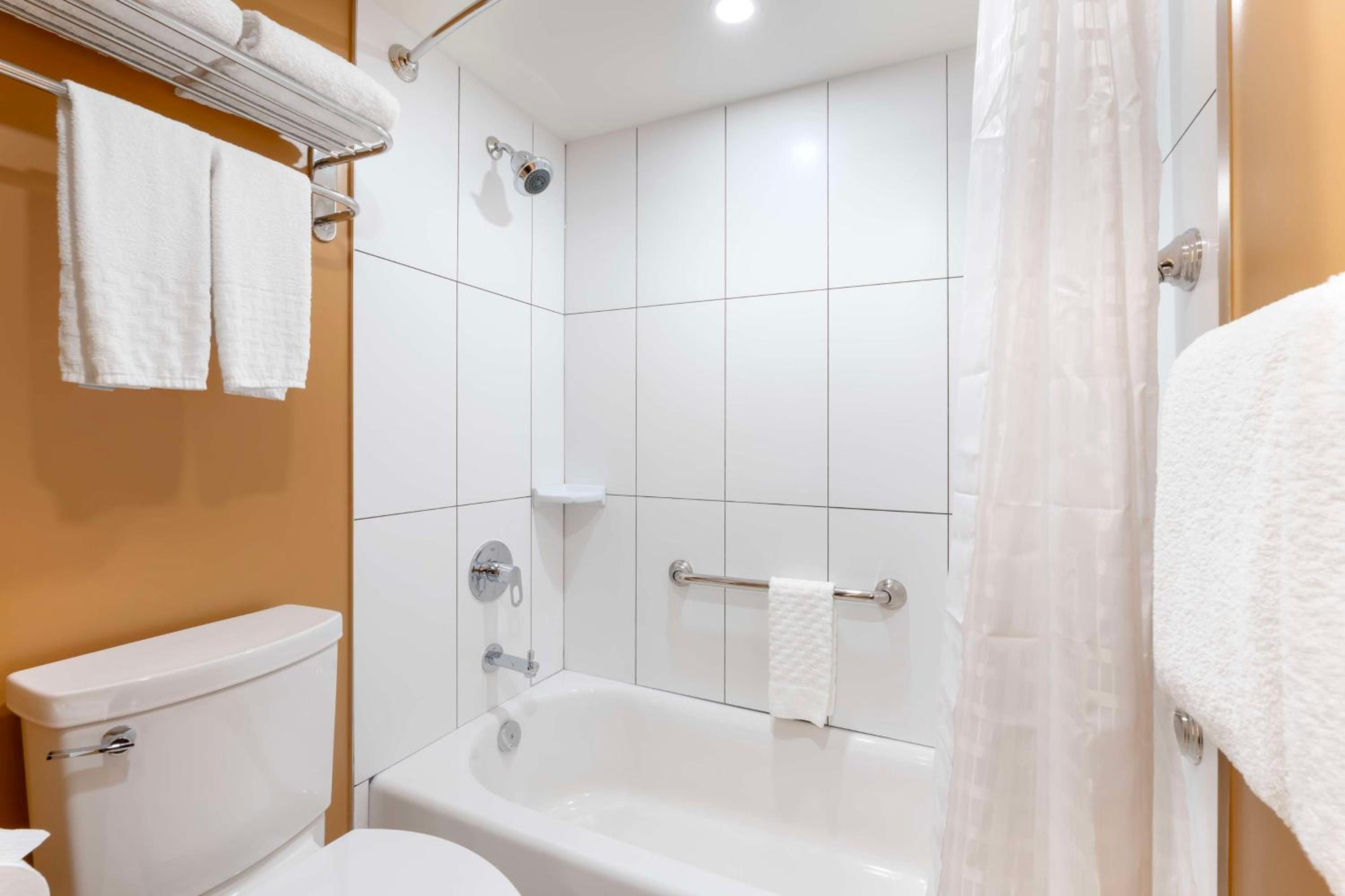 One-Bedroom Queen Suite - Non-Smoking - Photo 2