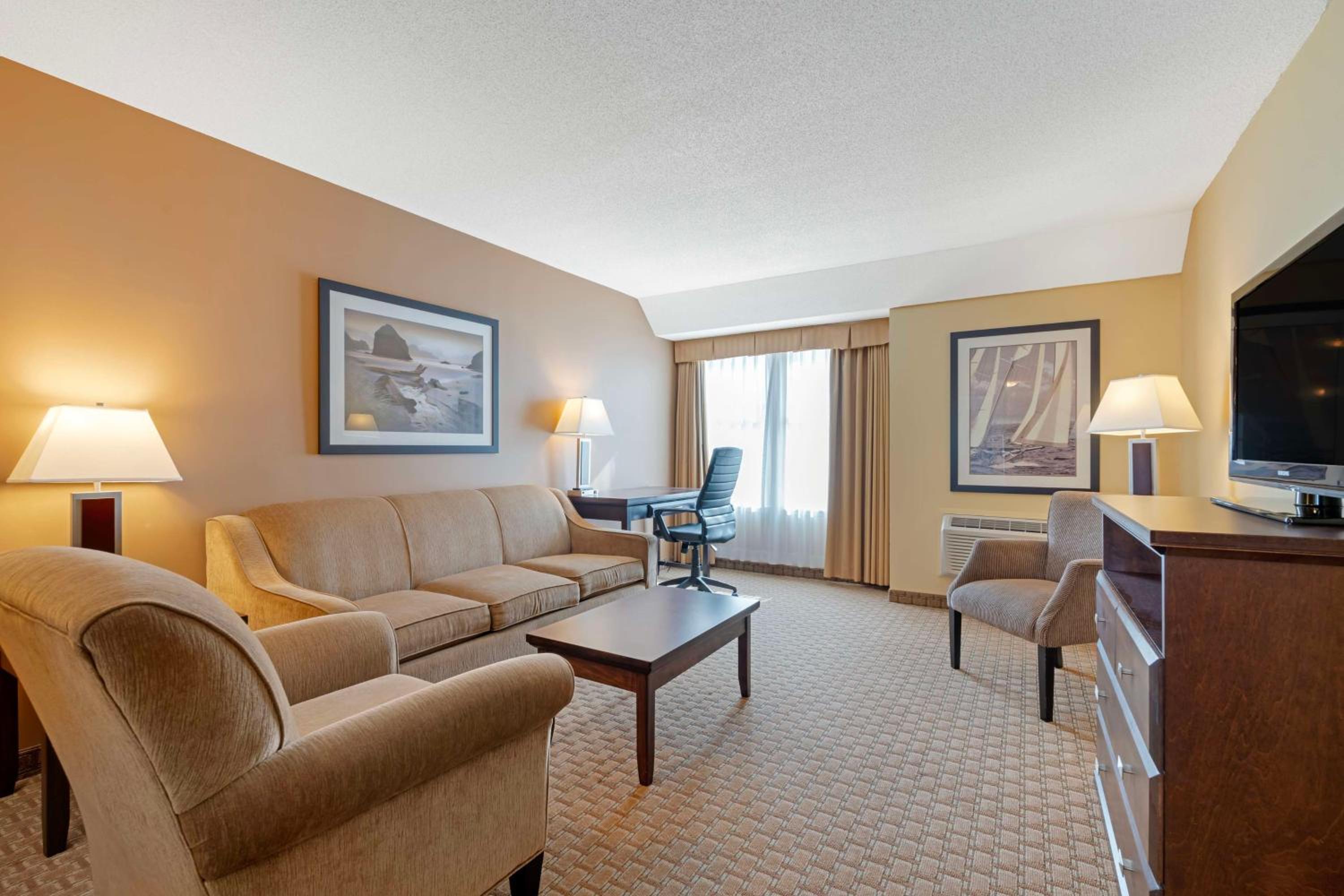 One-Bedroom Queen Suite with Two Queen Beds - Non-Smoking - Photo 1