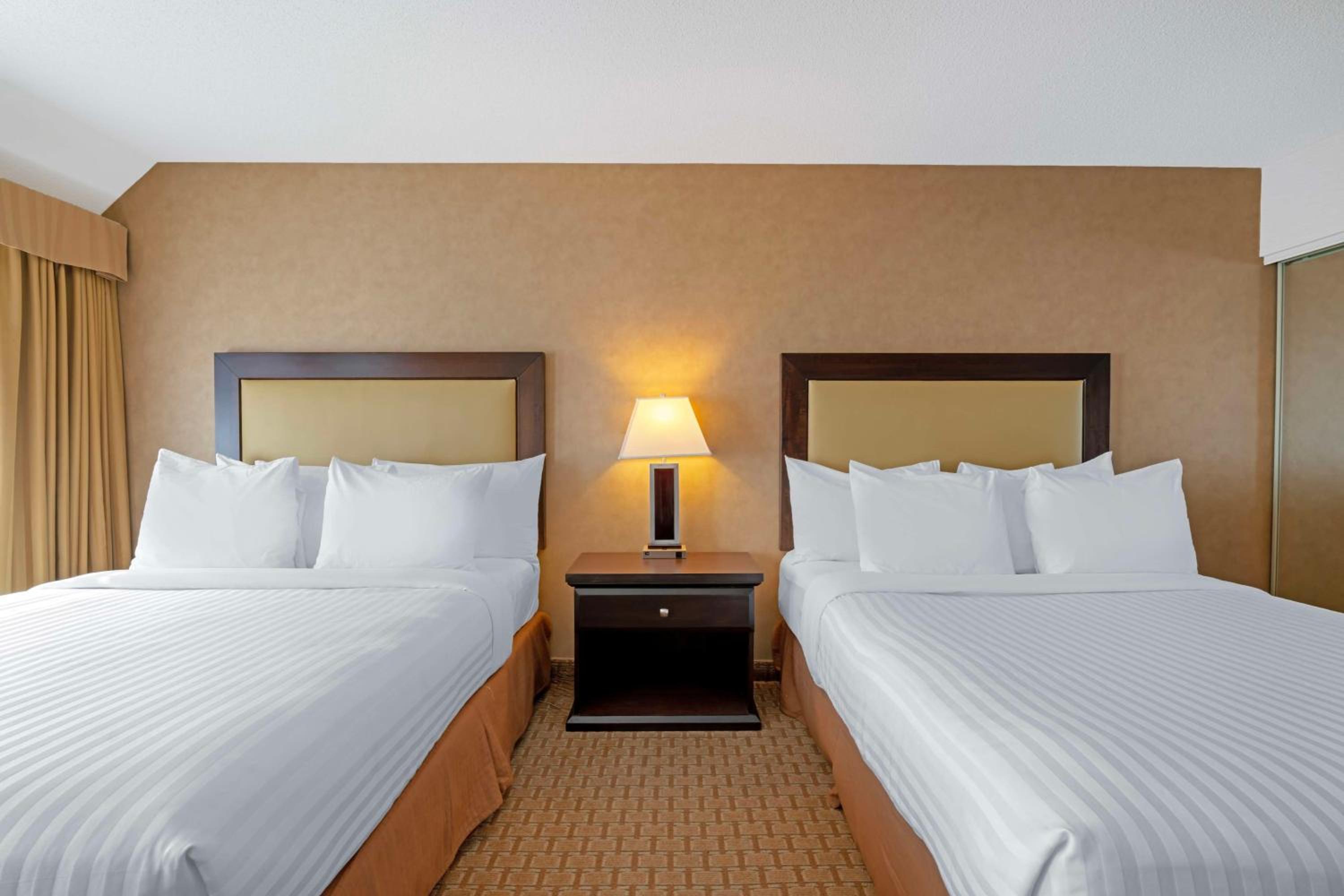 One-Bedroom Queen Suite with Two Queen Beds - Non-Smoking - Photo 3