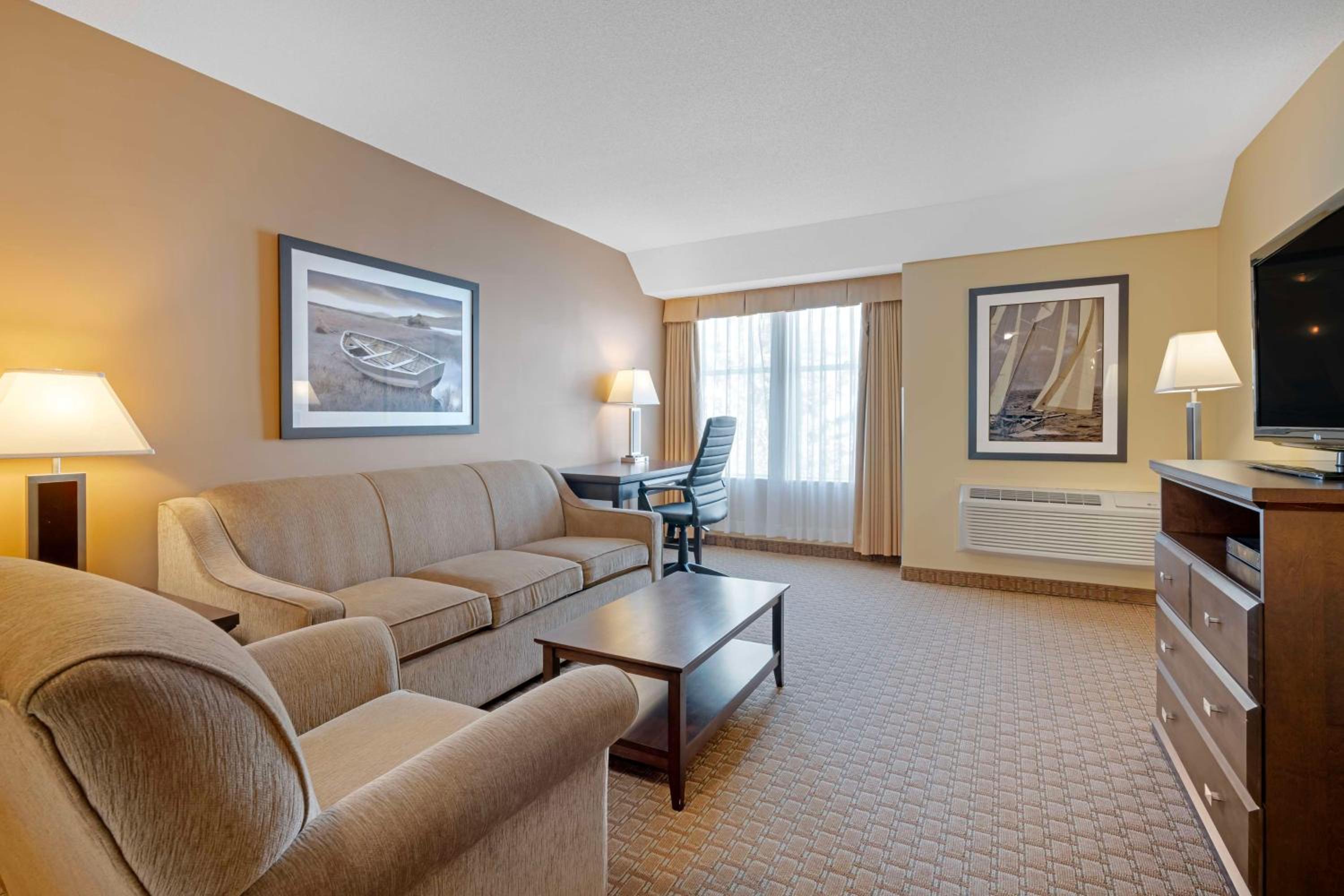 King Suite - Non-Smoking - Photo 3