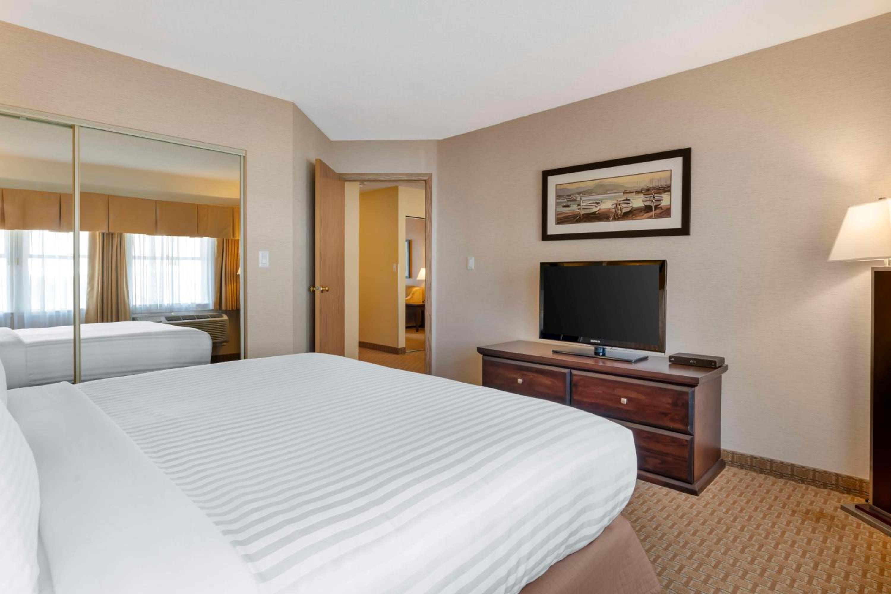 King Suite - Non-Smoking - Photo 5