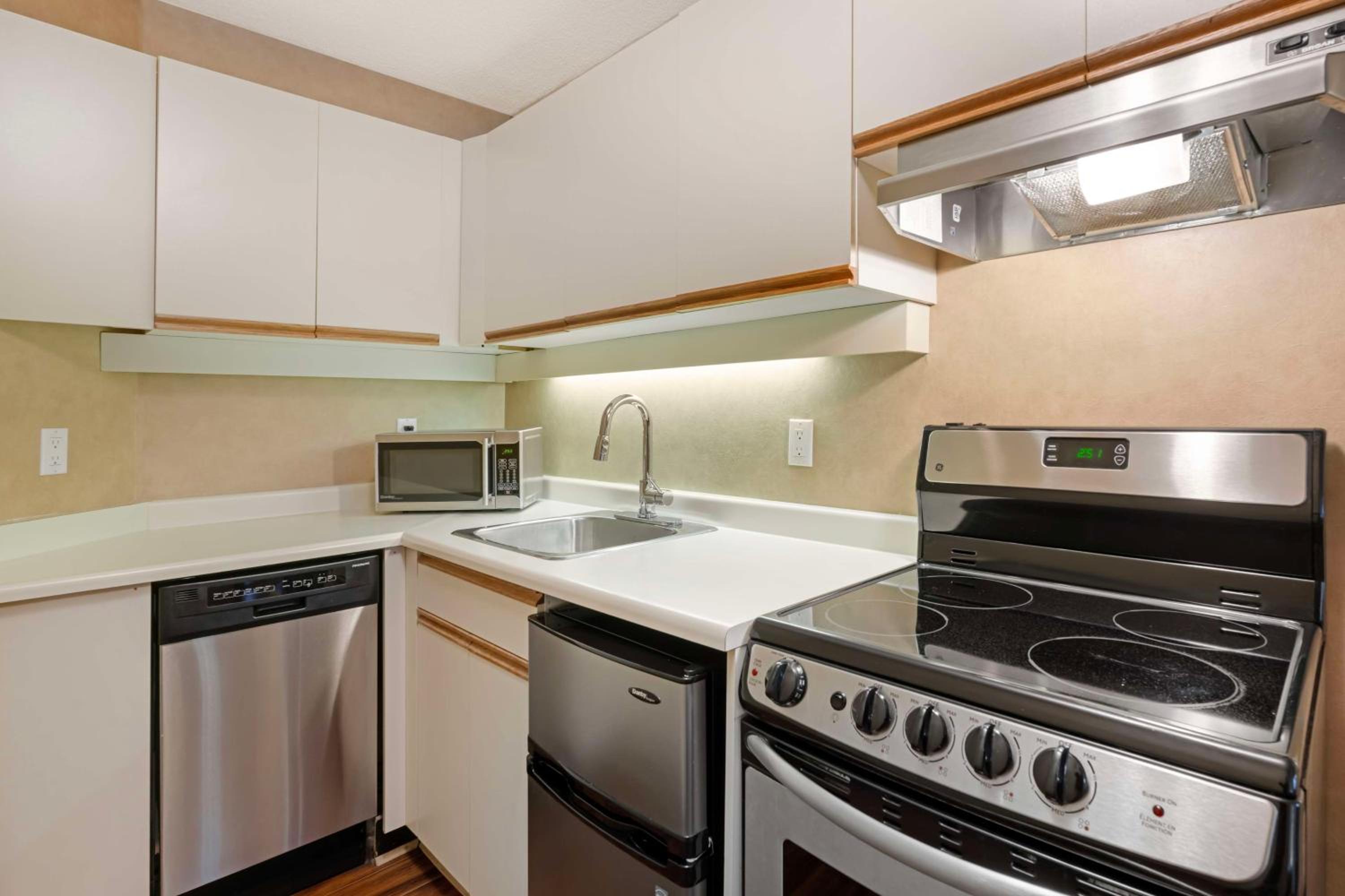 One-Bedroom Queen Suite - Non-Smoking - Photo 4