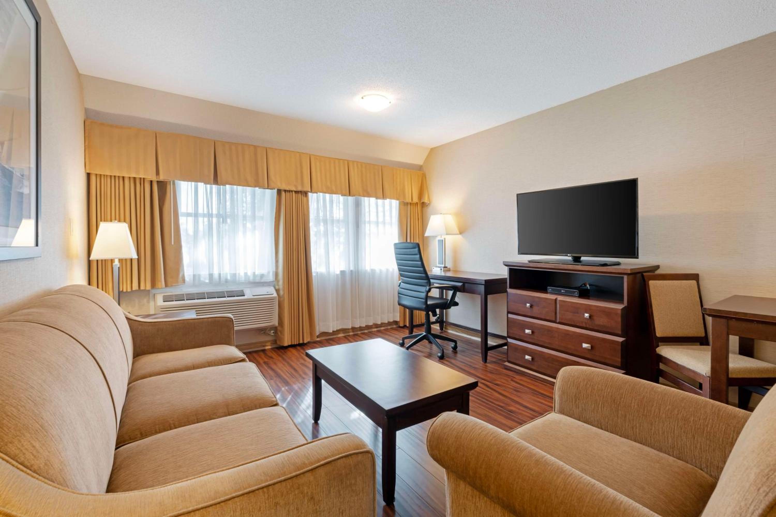 One-Bedroom Queen Suite - Non-Smoking - Photo 7