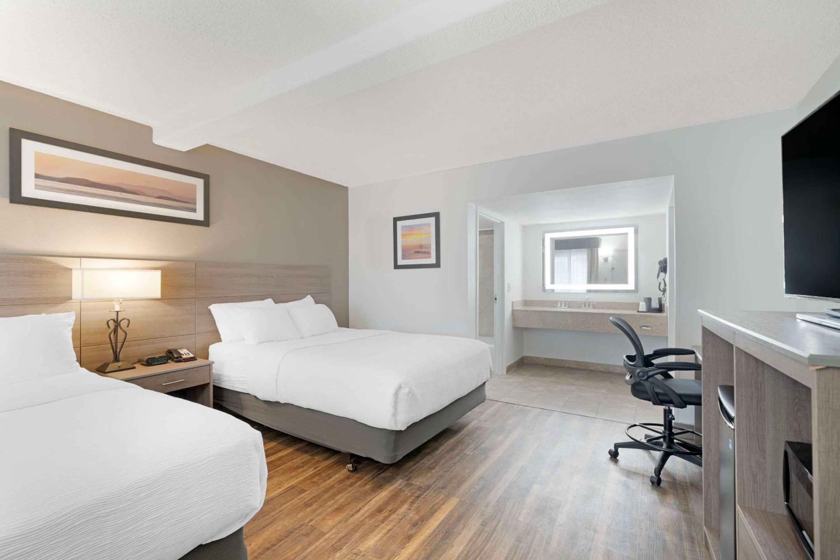 Queen Room with Two Queen Beds - Non-Smoking photo 1