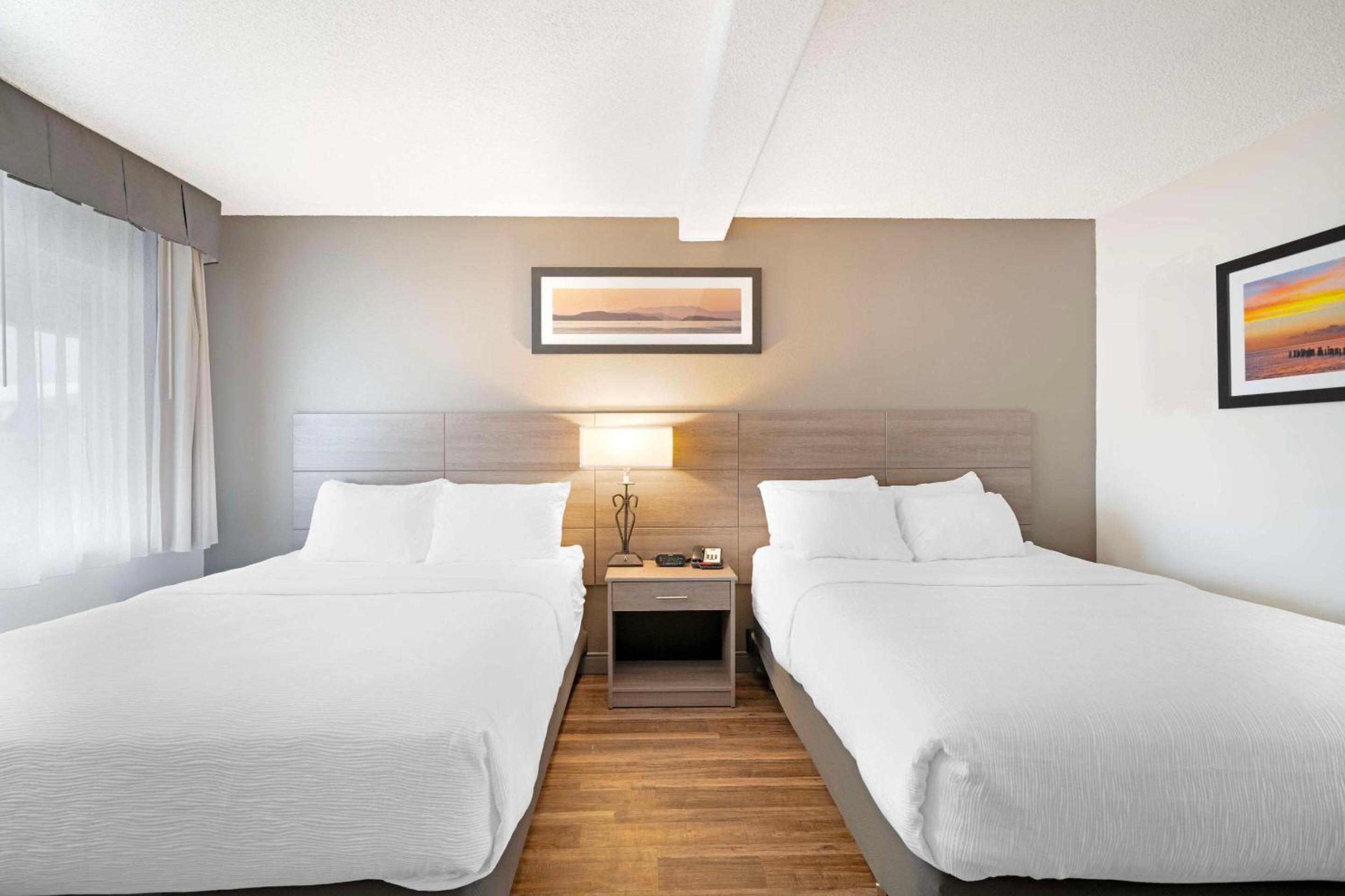 Queen Room with Two Queen Beds - Non-Smoking photo 2