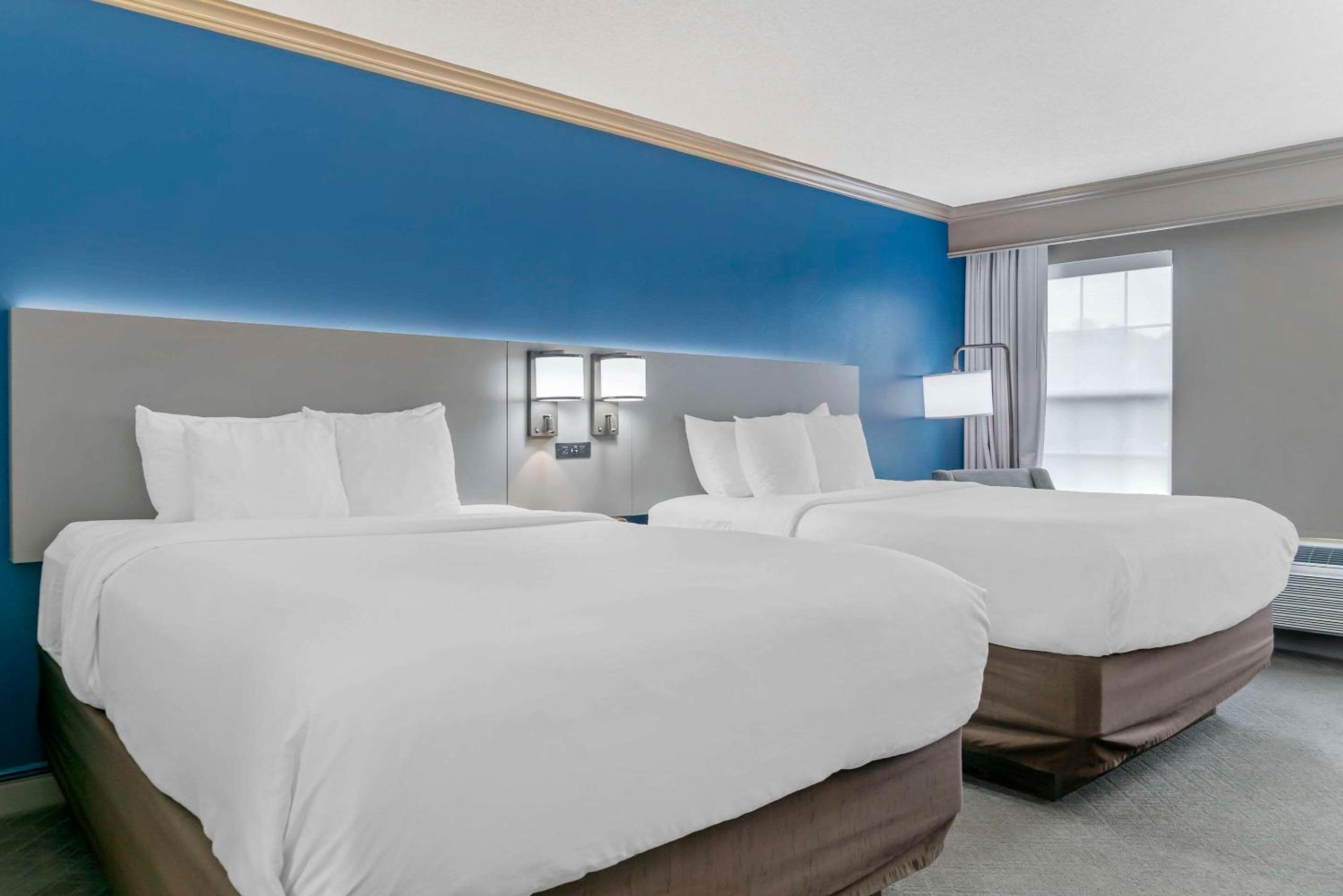 Queen Room with Two Queen Beds - Non-Smoking photo 1