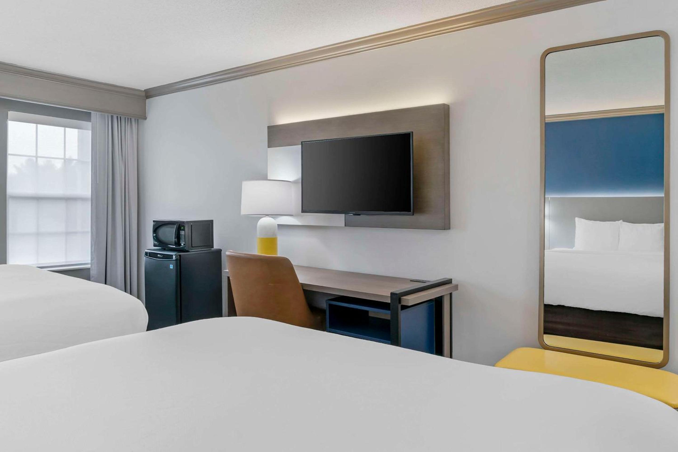 Queen Room with Two Queen Beds - Non-Smoking photo 2
