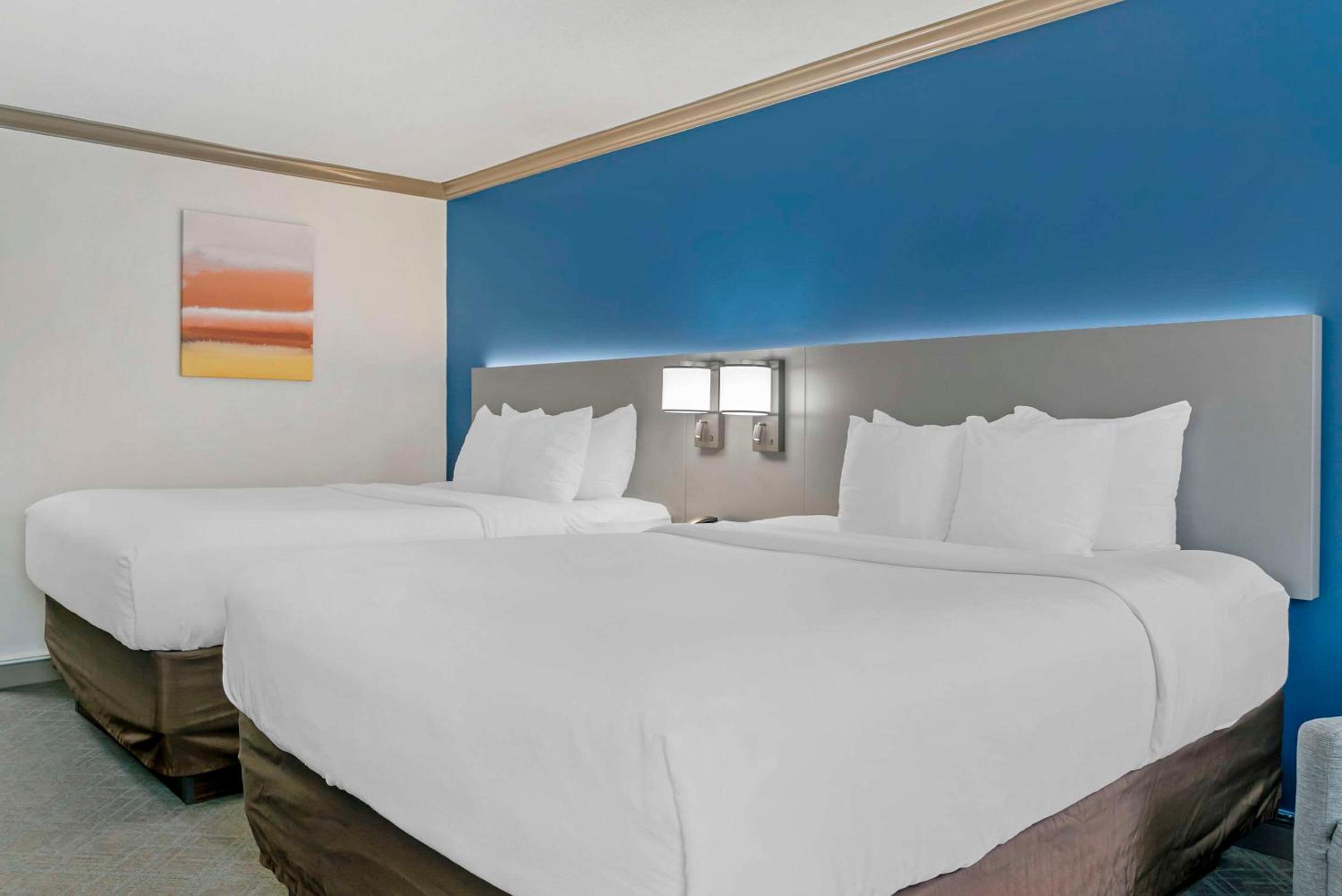 Queen Room with Two Queen Beds - Non-Smoking - Ground Floor photo 3