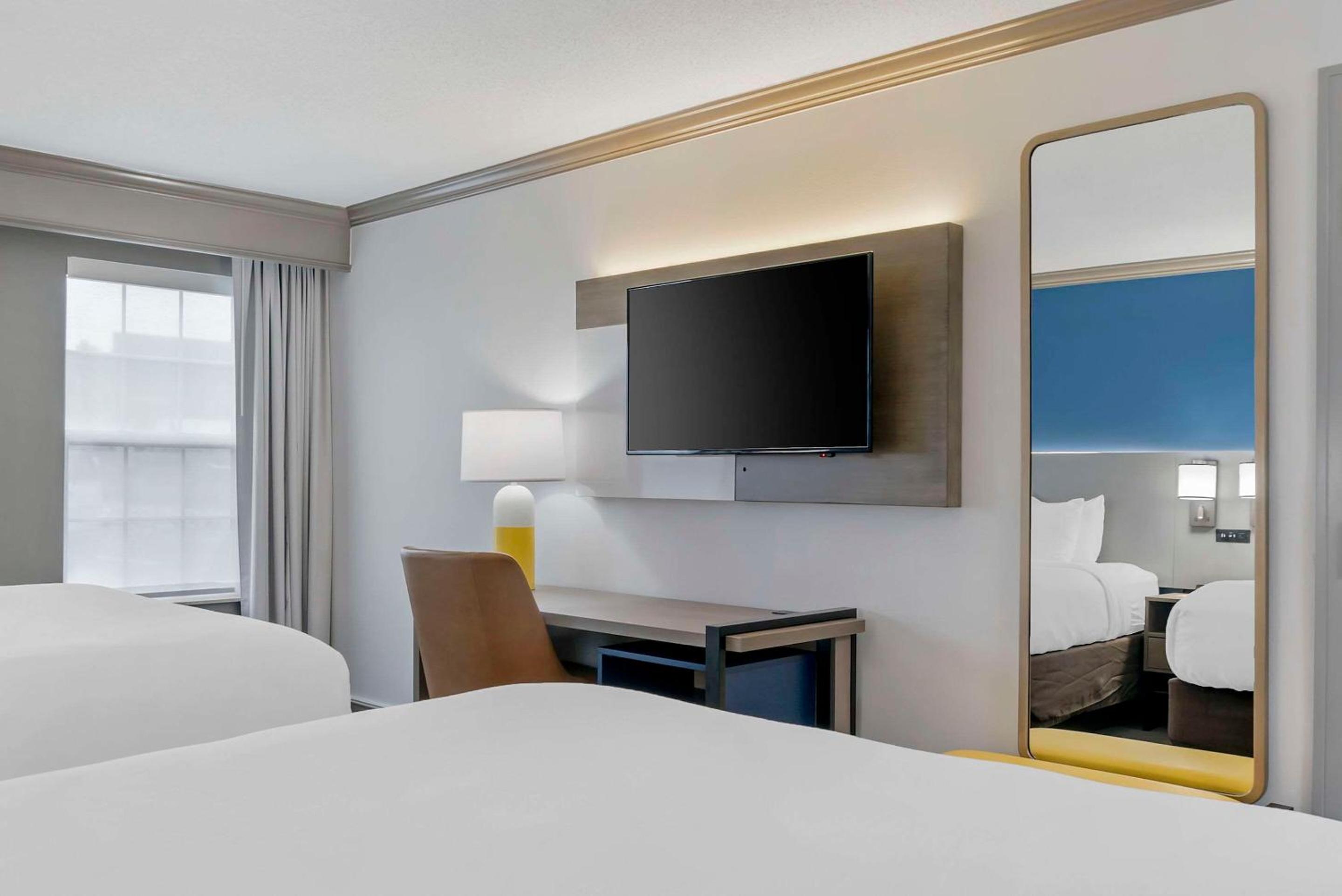 Queen Room with Two Queen Beds - Non-Smoking - Pet Friendly- Ground Floor photo 2