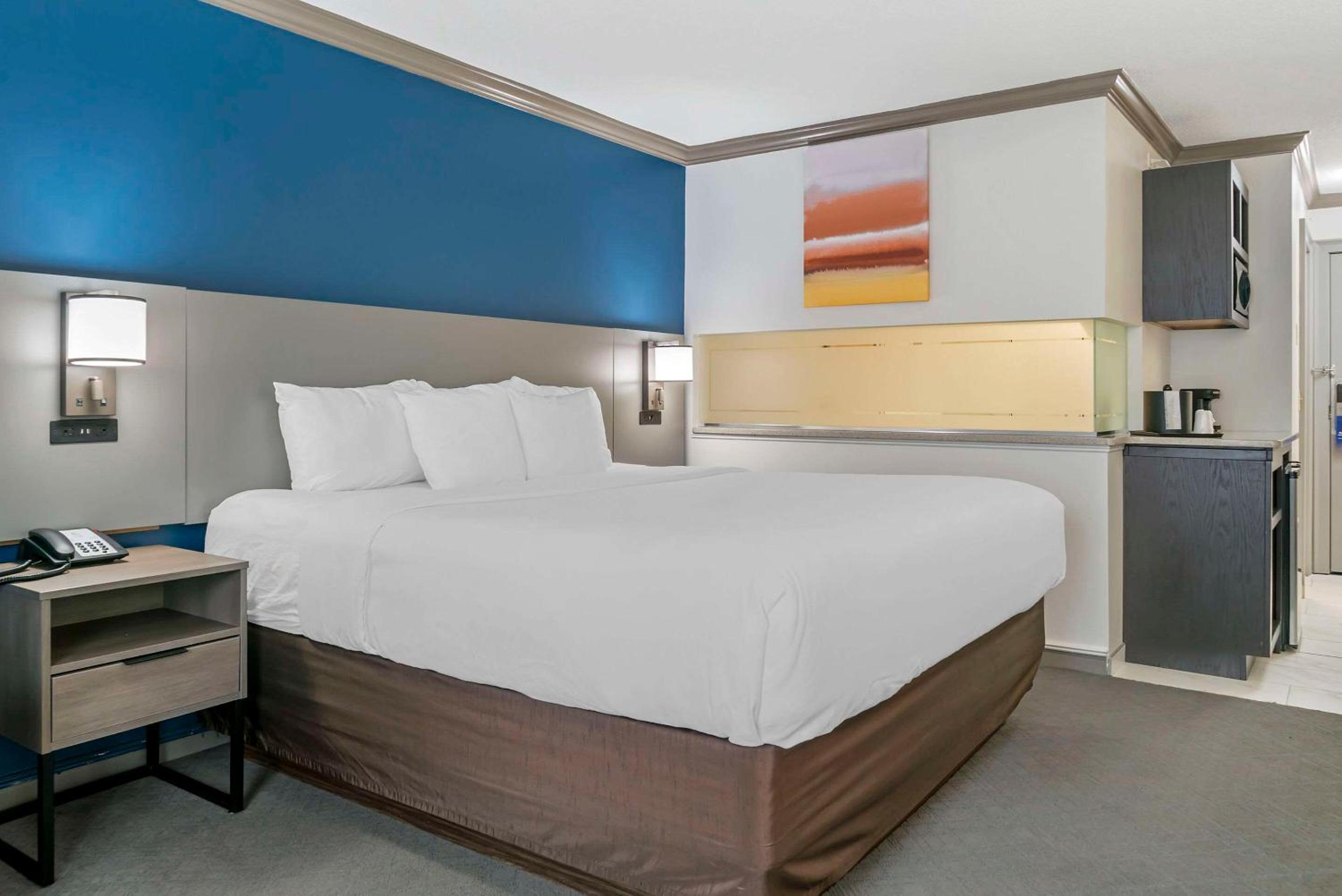 Deluxe King Room with Sofa Bed - Non-Smoking - Upper Floor photo 2