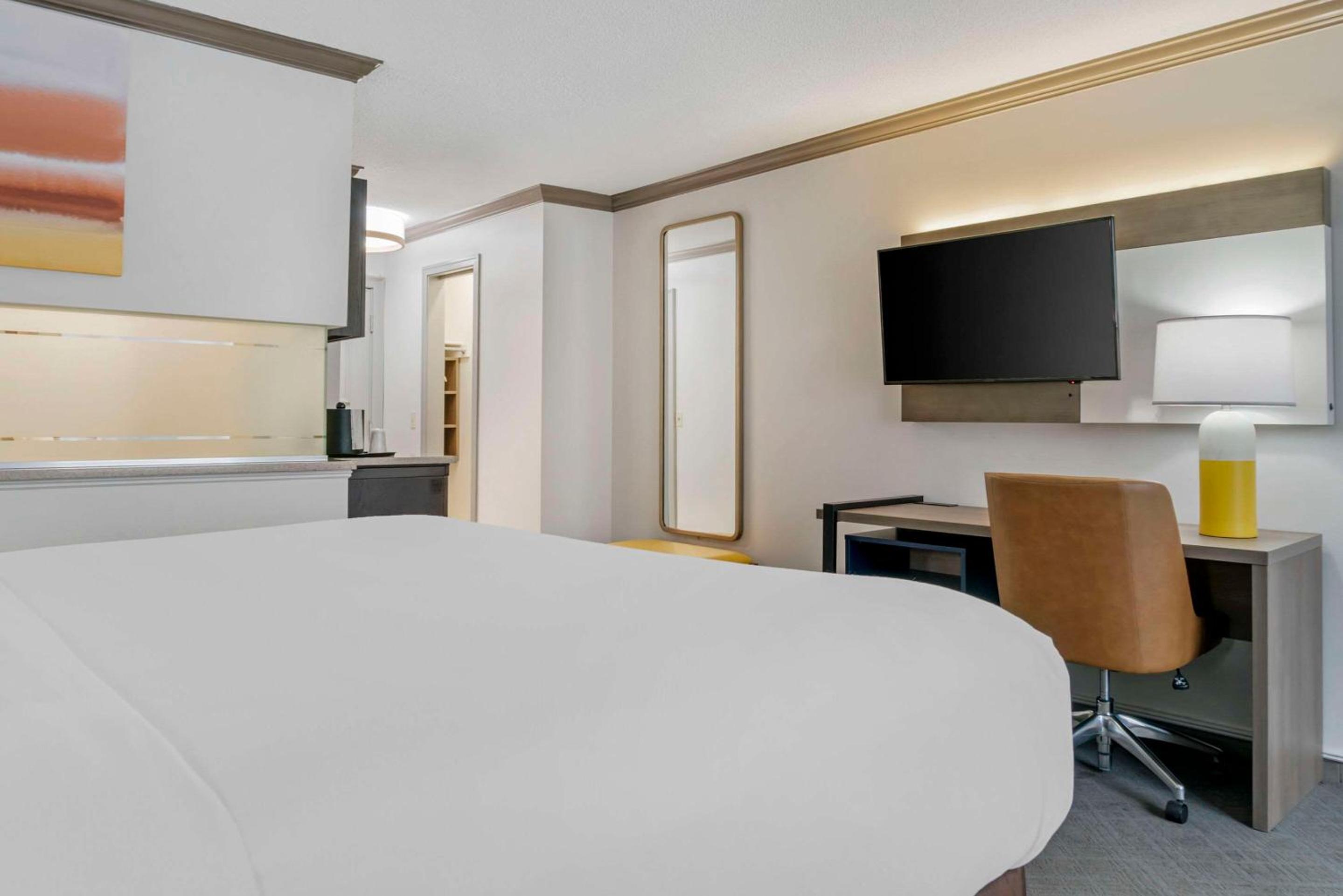 Deluxe King Room with Sofa Bed - Non-Smoking - Upper Floor photo 3