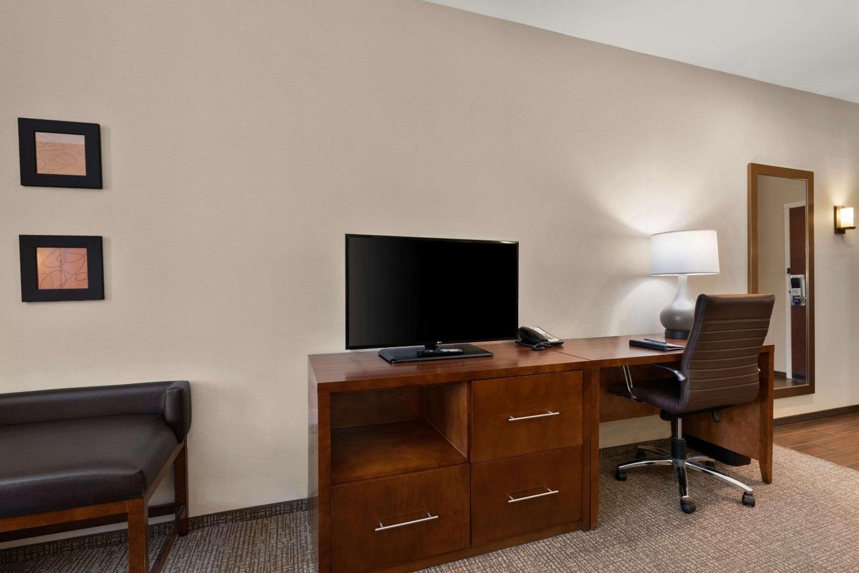 King Suite with Sofa Bed photo 3