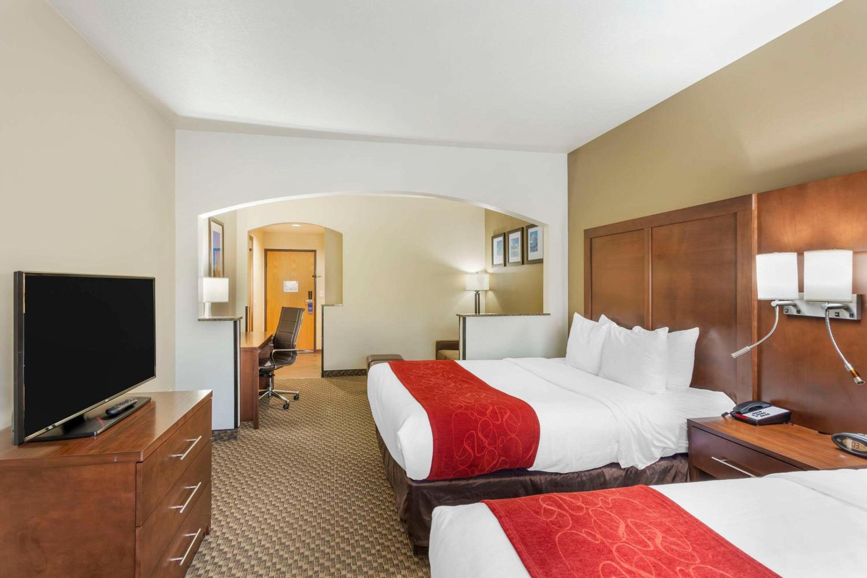 Queen Suite - Non-Smoking - Photo 5