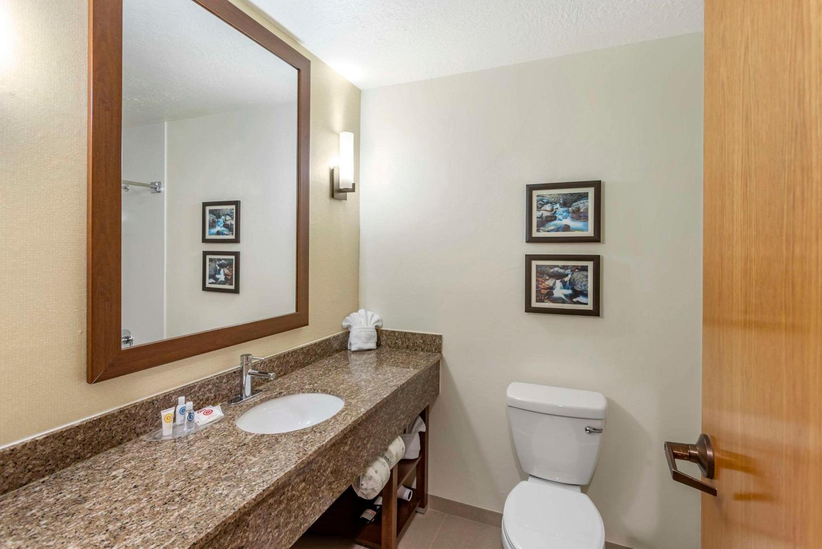Queen Suite - Non-Smoking - Photo 8