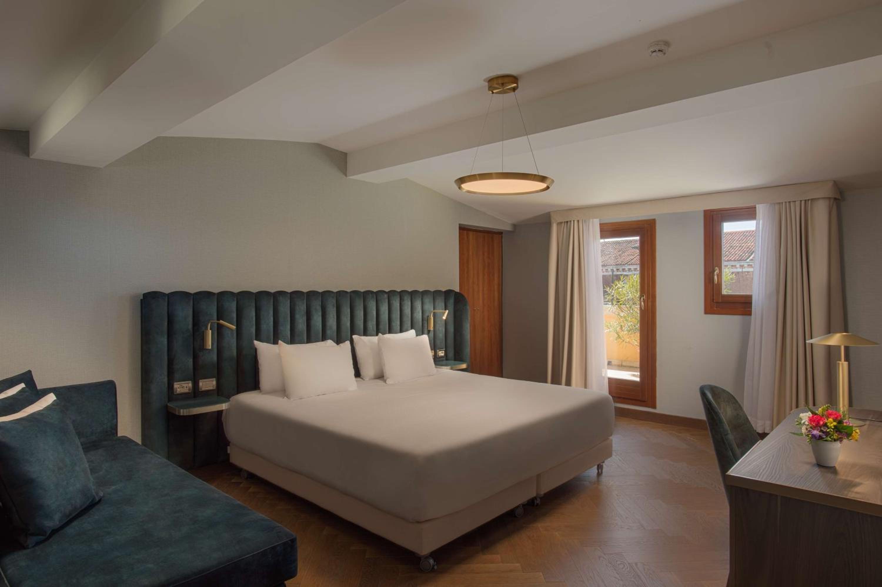 Superior Twin Room with View thumbnail 5