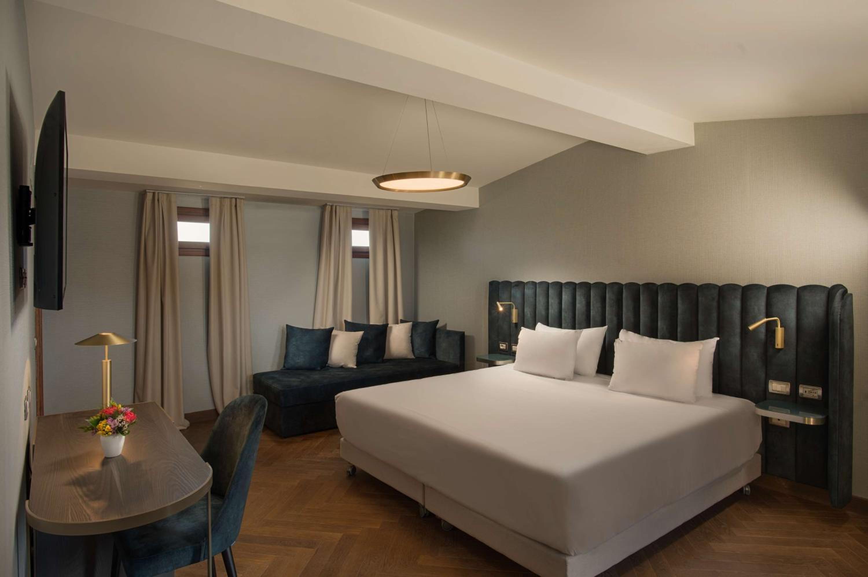 Superior Twin Room with View thumbnail 6