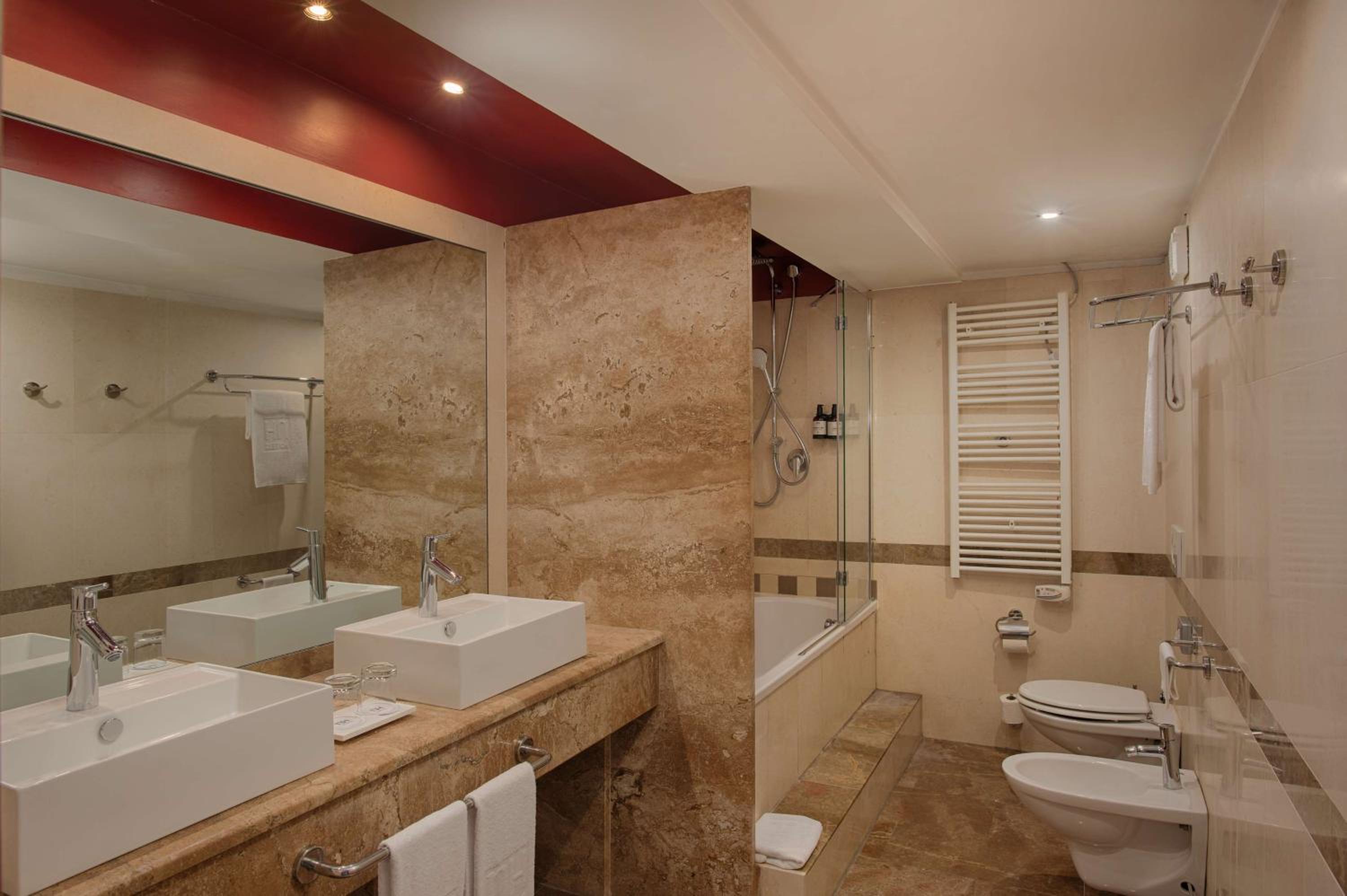 Superior Twin Room with View thumbnail 6