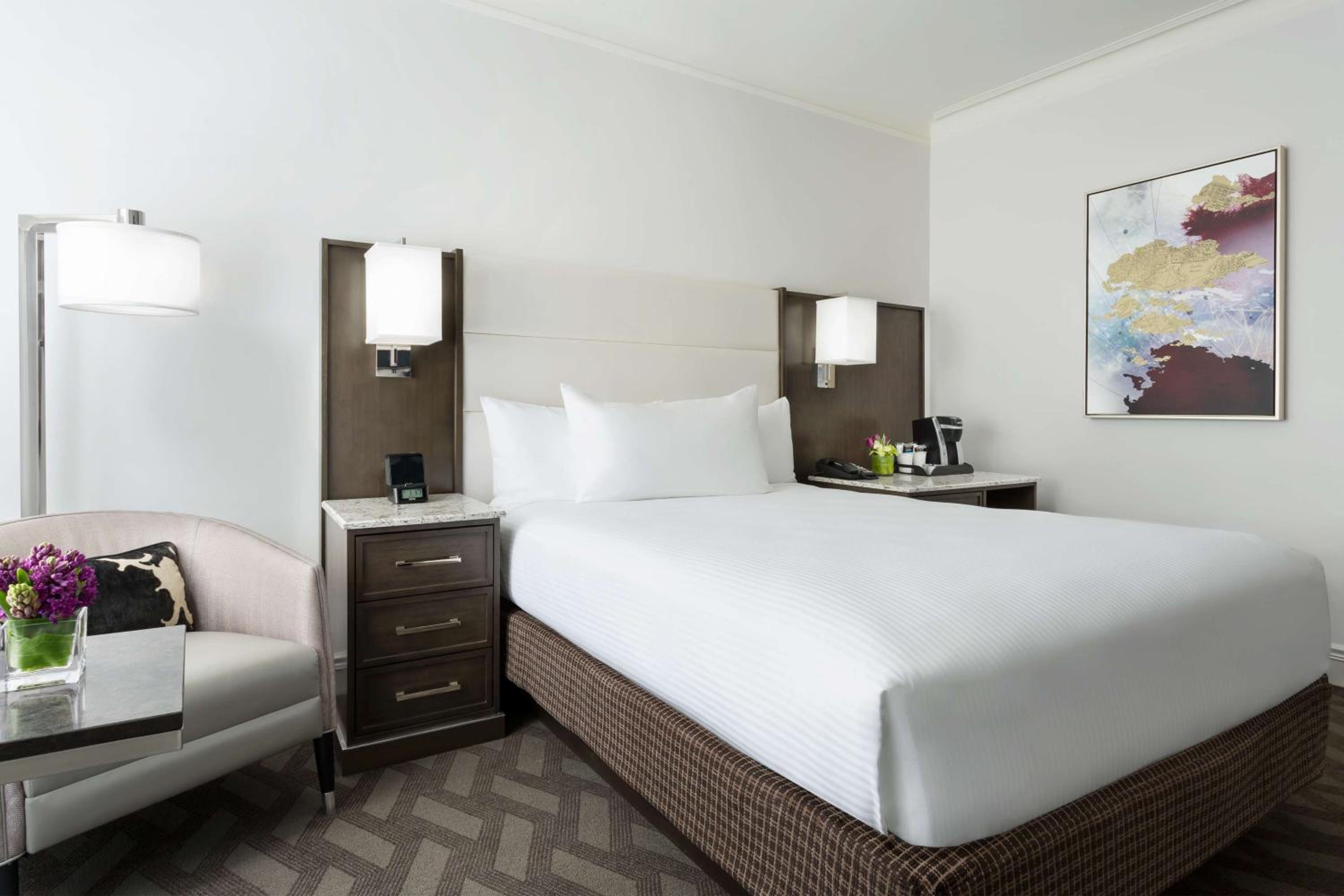 Double Room with Bath Tub - Mobility Accessible - Photo 2