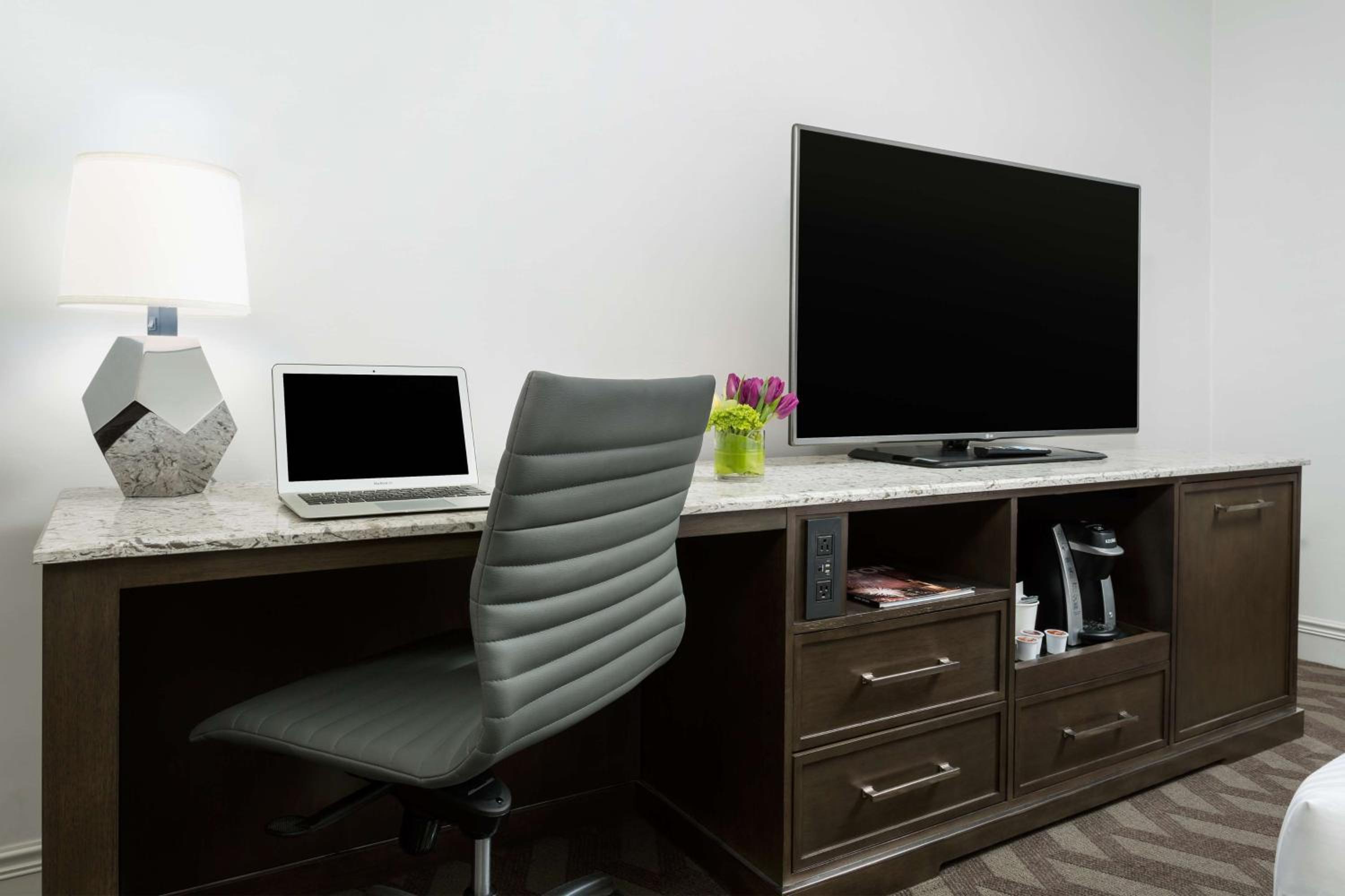 Deluxe King Room - Photo 1