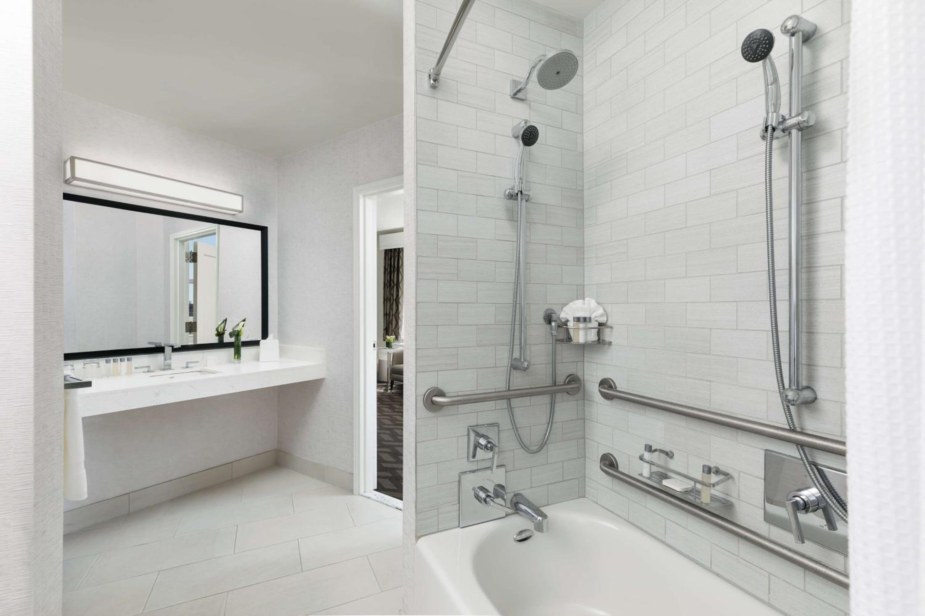 Double Room with Bath Tub - Mobility Accessible - Photo 3