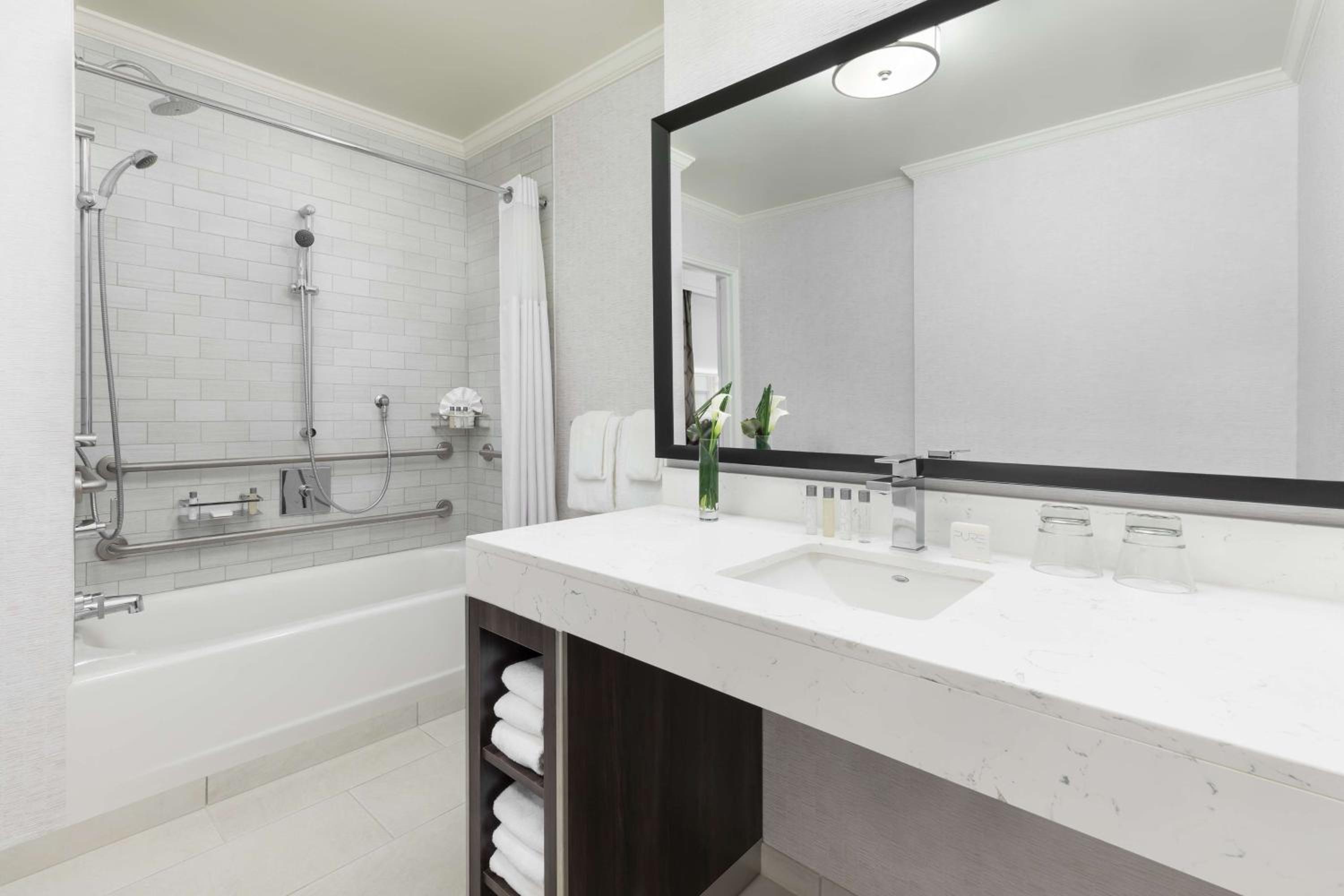 Double Room with Bath Tub - Mobility Accessible - Photo 4