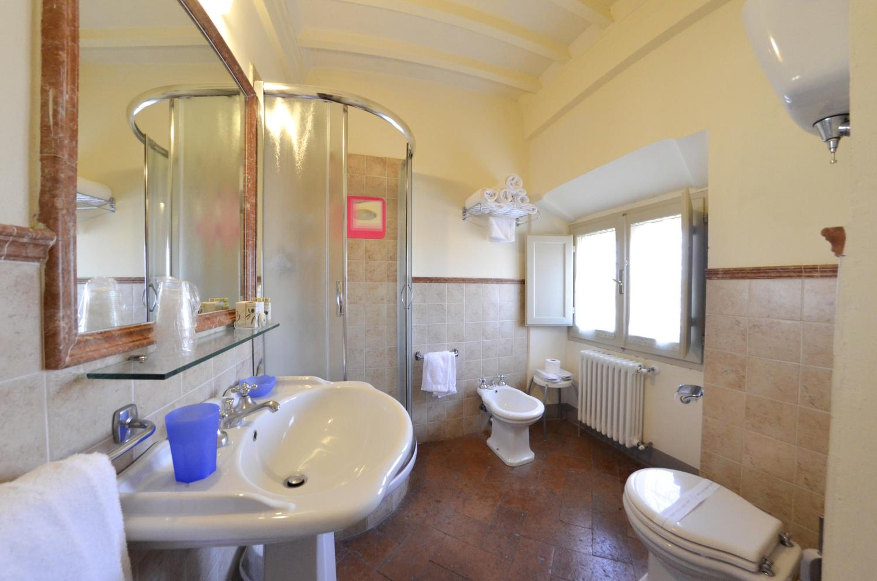 Quadruple Room - Photo 7