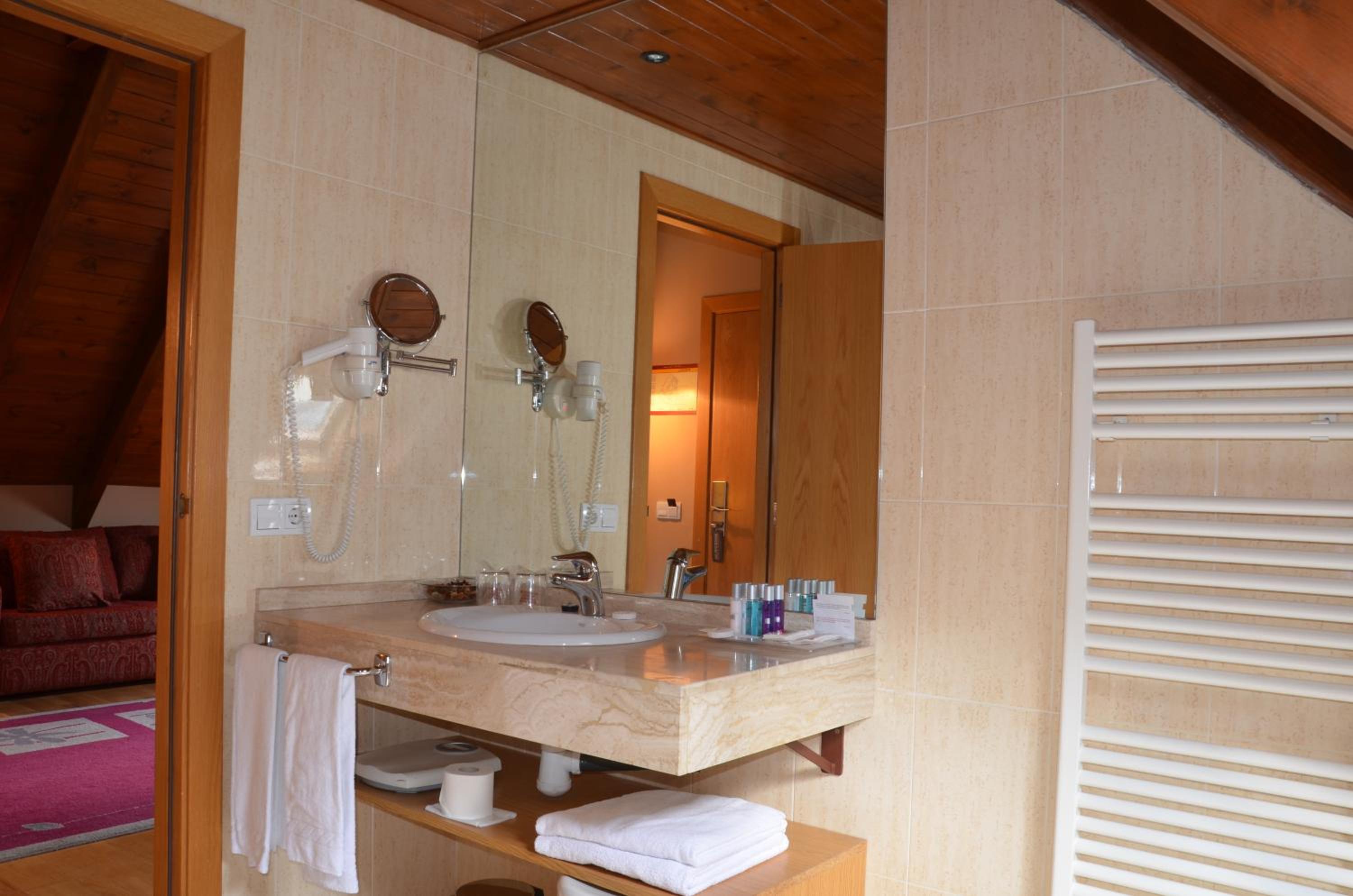 Junior Suite with Hot Tub - Photo 2