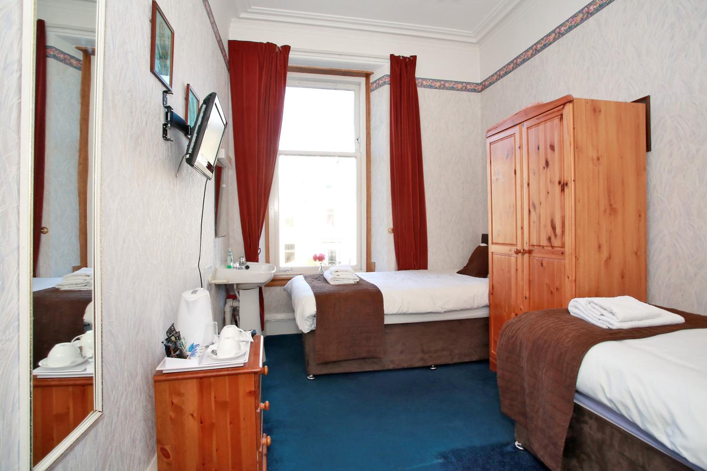 Basic Triple Room with Shared Bathroom photo 1