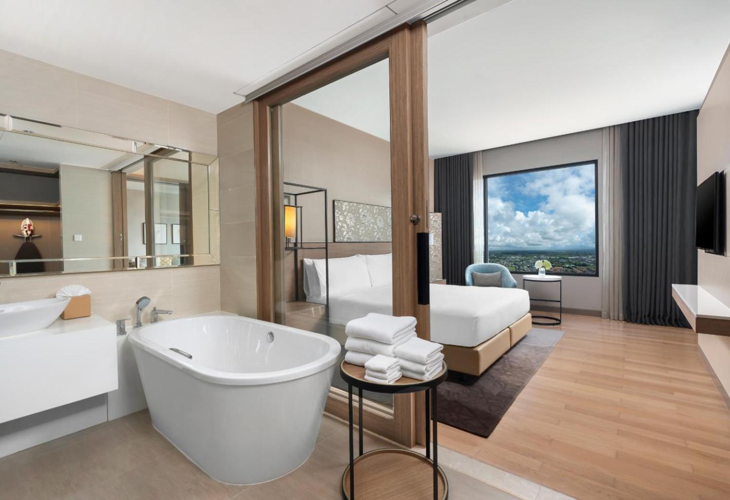 One-Bedroom King Suite - Mountain View/Non-Smoking