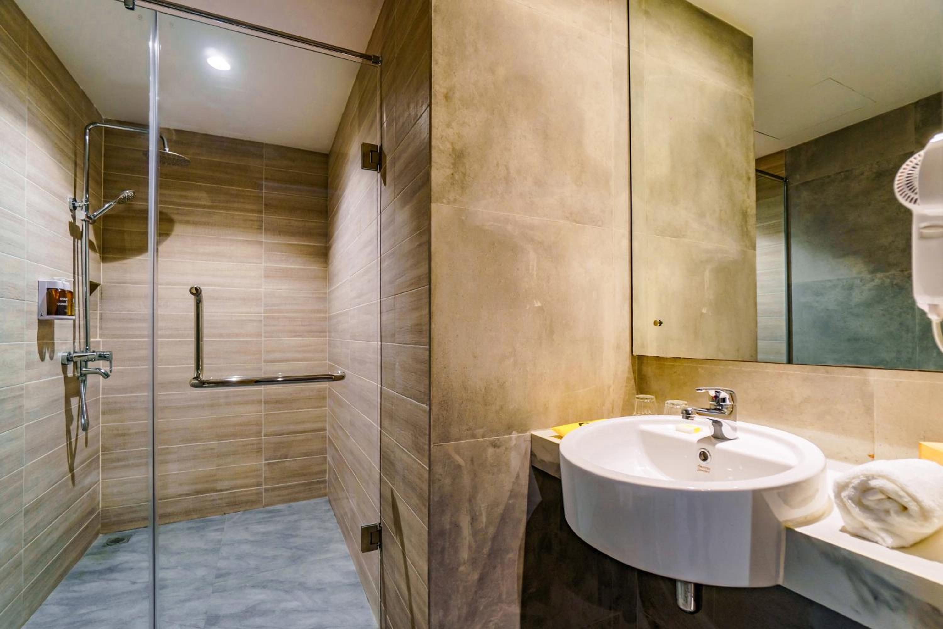 Yello Urban Family Room - Photo 5