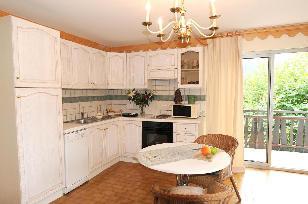 One-Bedroom Apartment (5 Adults) photo 3