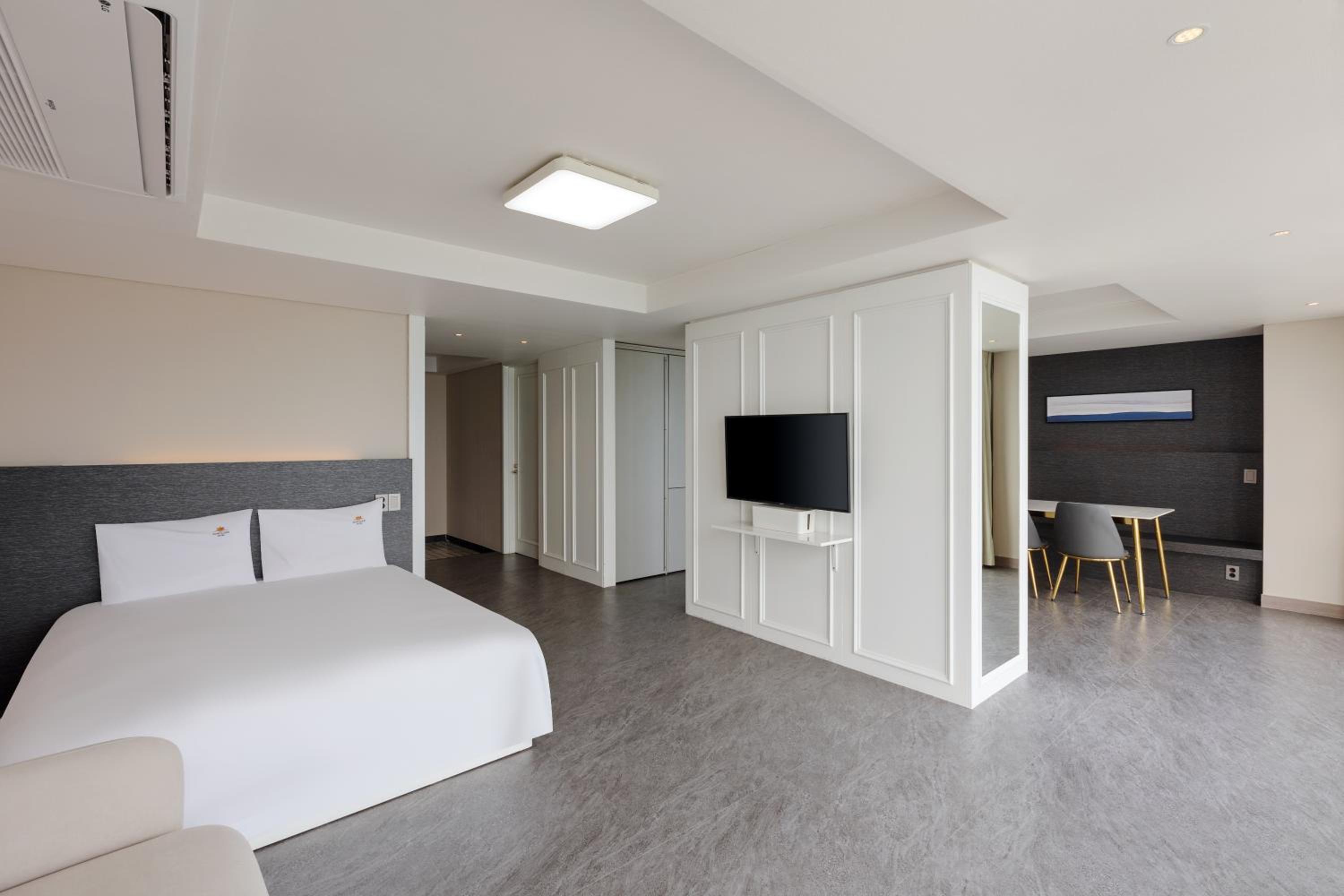 Swimming pool PKG for 2 people - Executive Suite Room with Sea View - Photo 8