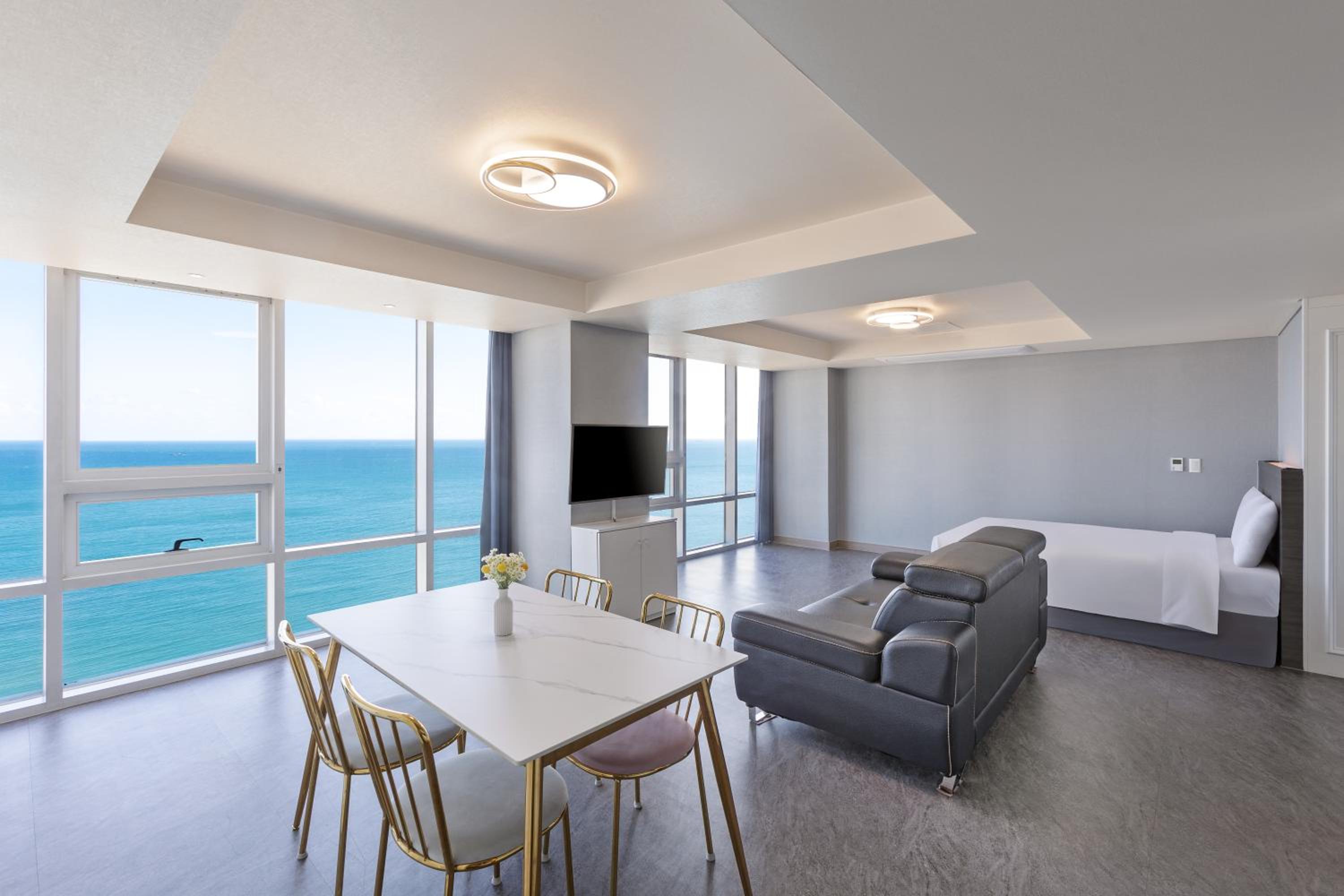 Swimming pool PKG for 2 people - Executive Suite Room with Sea View - Photo 6
