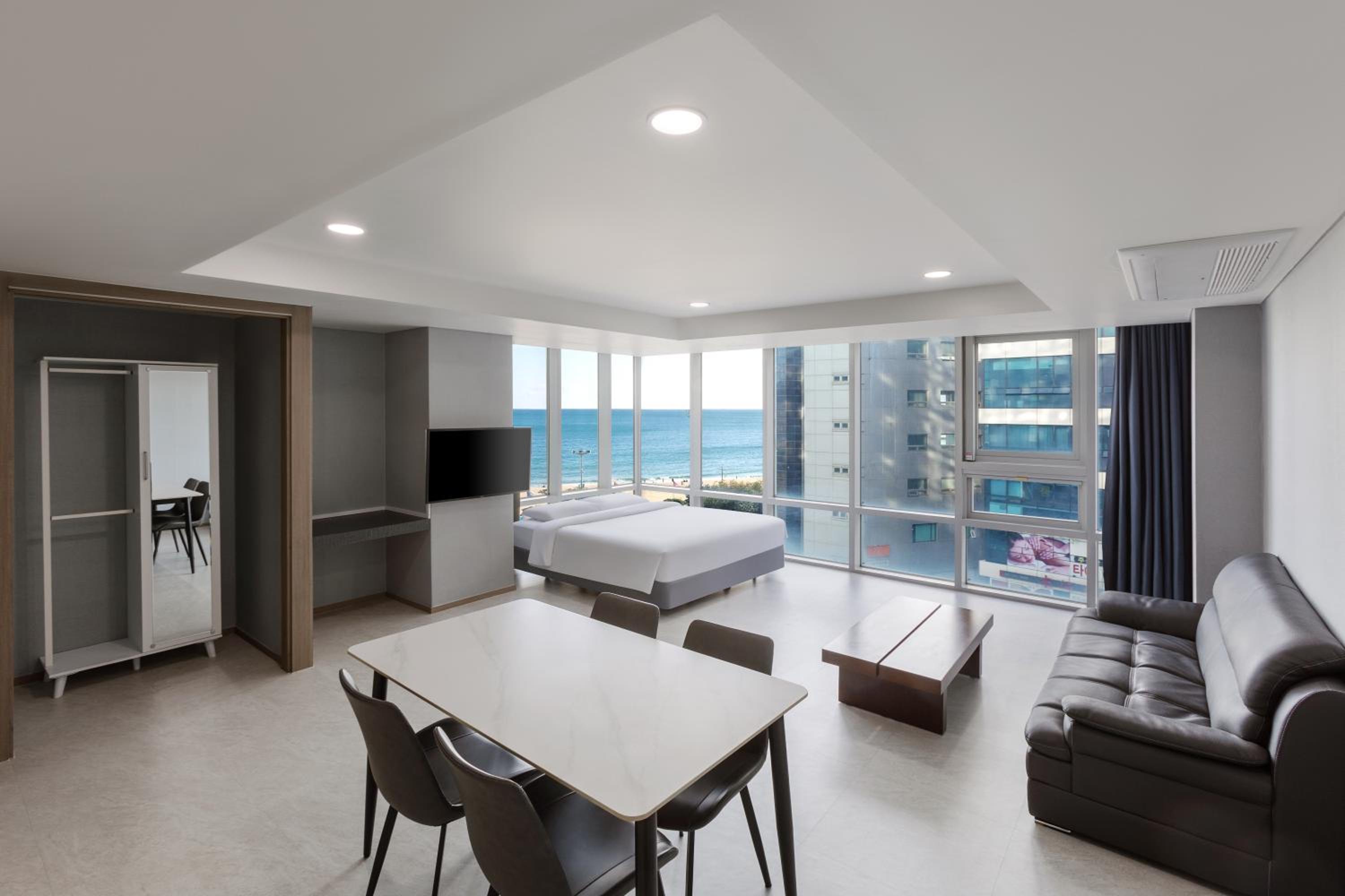Swimming pool PKG - Corner Suite with partial Sea View