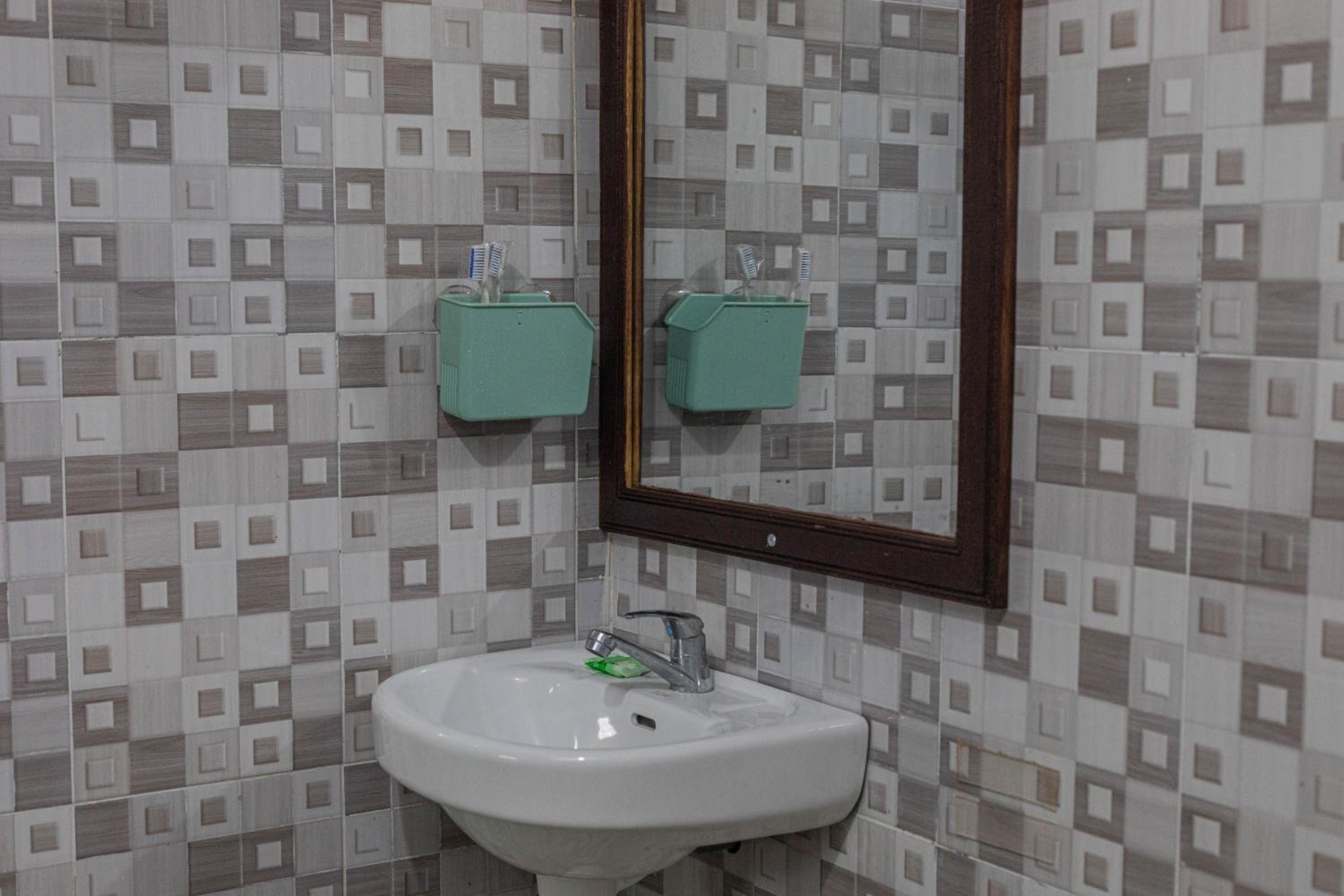 Double Room with Balcony - Photo 9