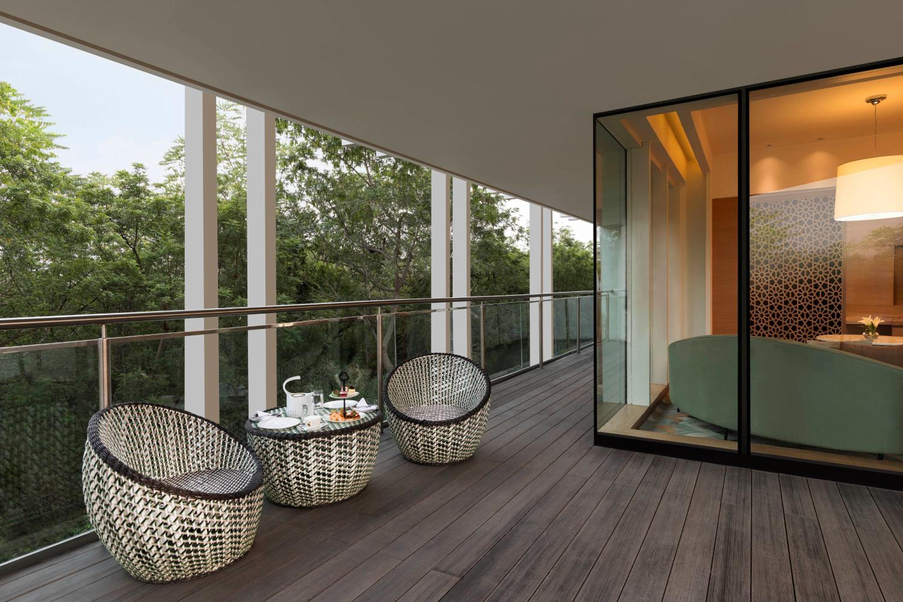 Royal Suite: 20% off on food,soft beverages, laundry & local transportation(upto 10 km); enjoy 90-min spa at 60mins spa price; BOGO offer on select beverages(5–8 pm) at Connexions Bar