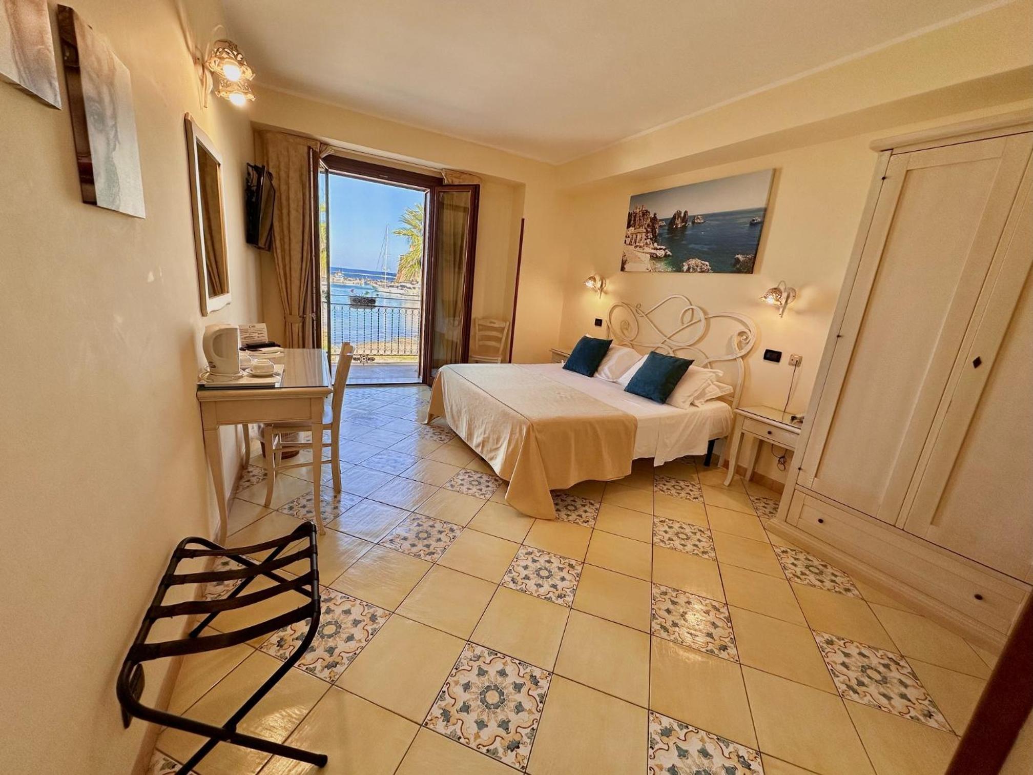 Double Room with Balcony and Sea View - Photo 12