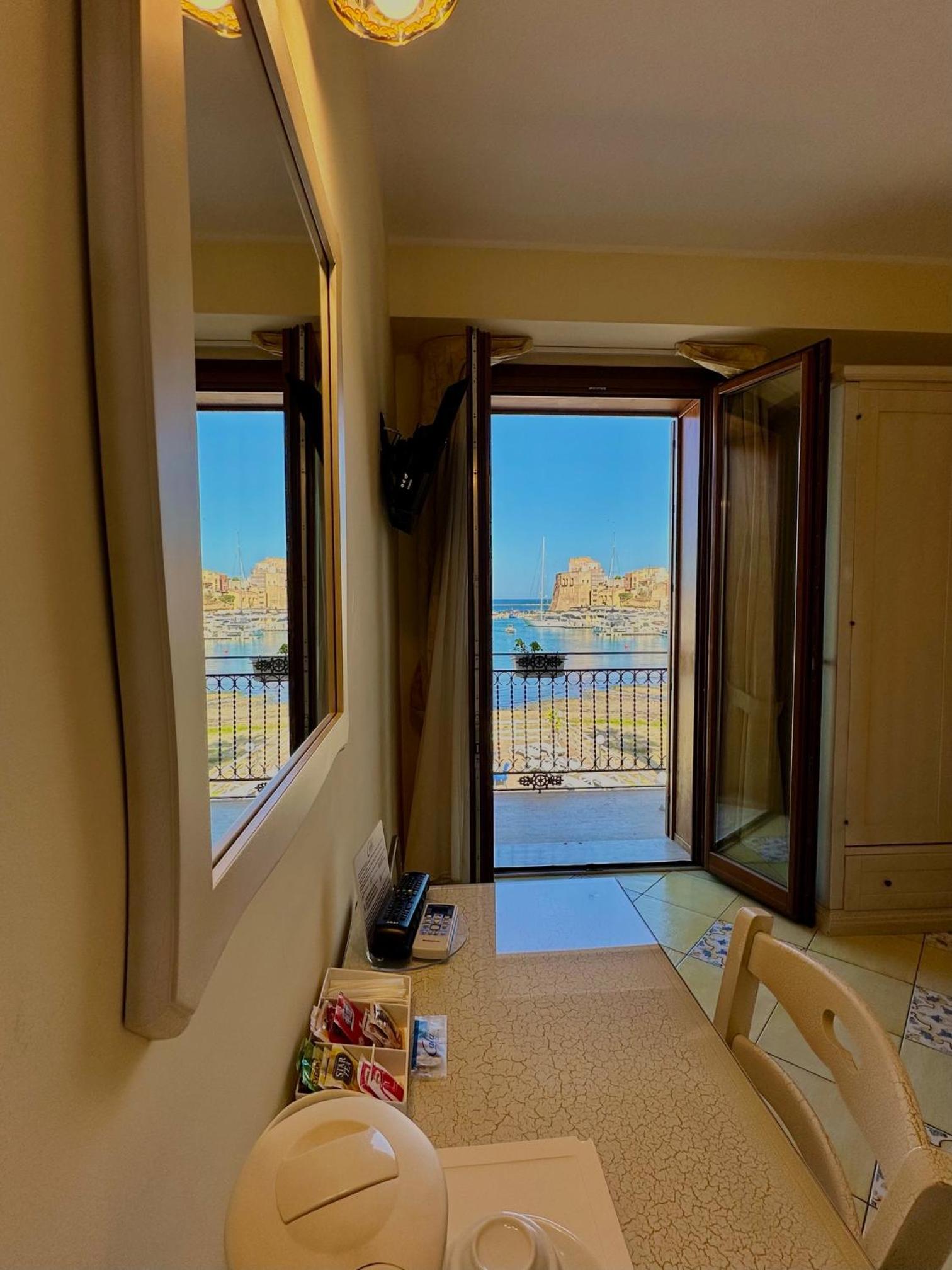 Double Room with Balcony and Sea View - Photo 7