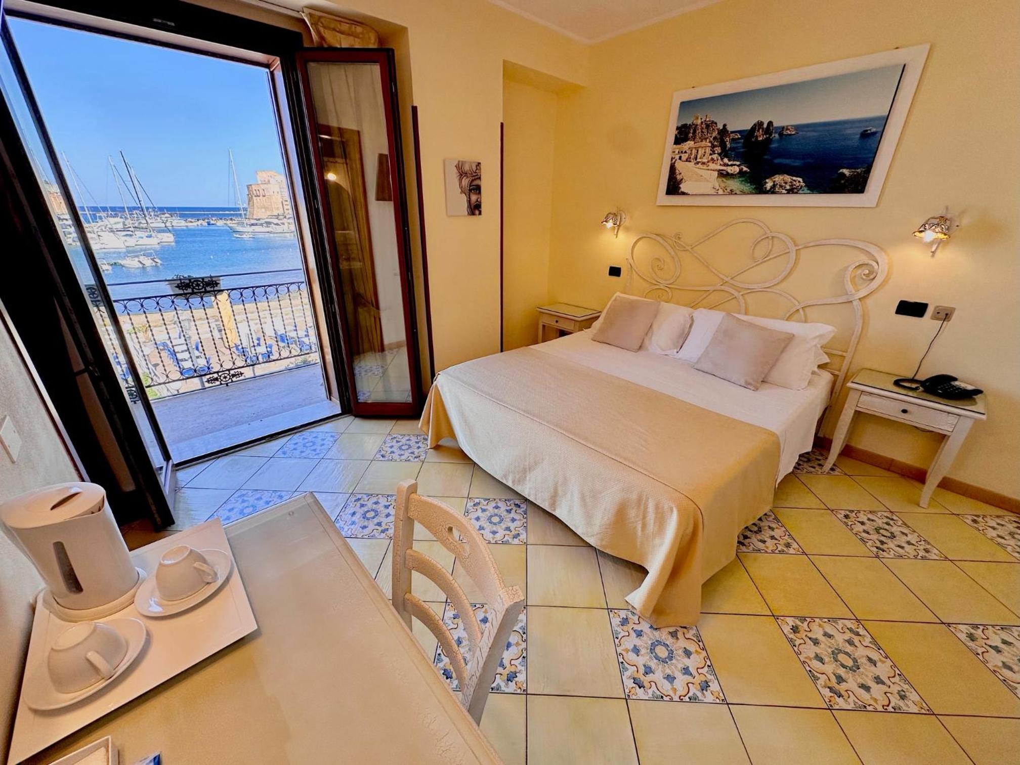 Double Room with Balcony and Sea View - Photo 1