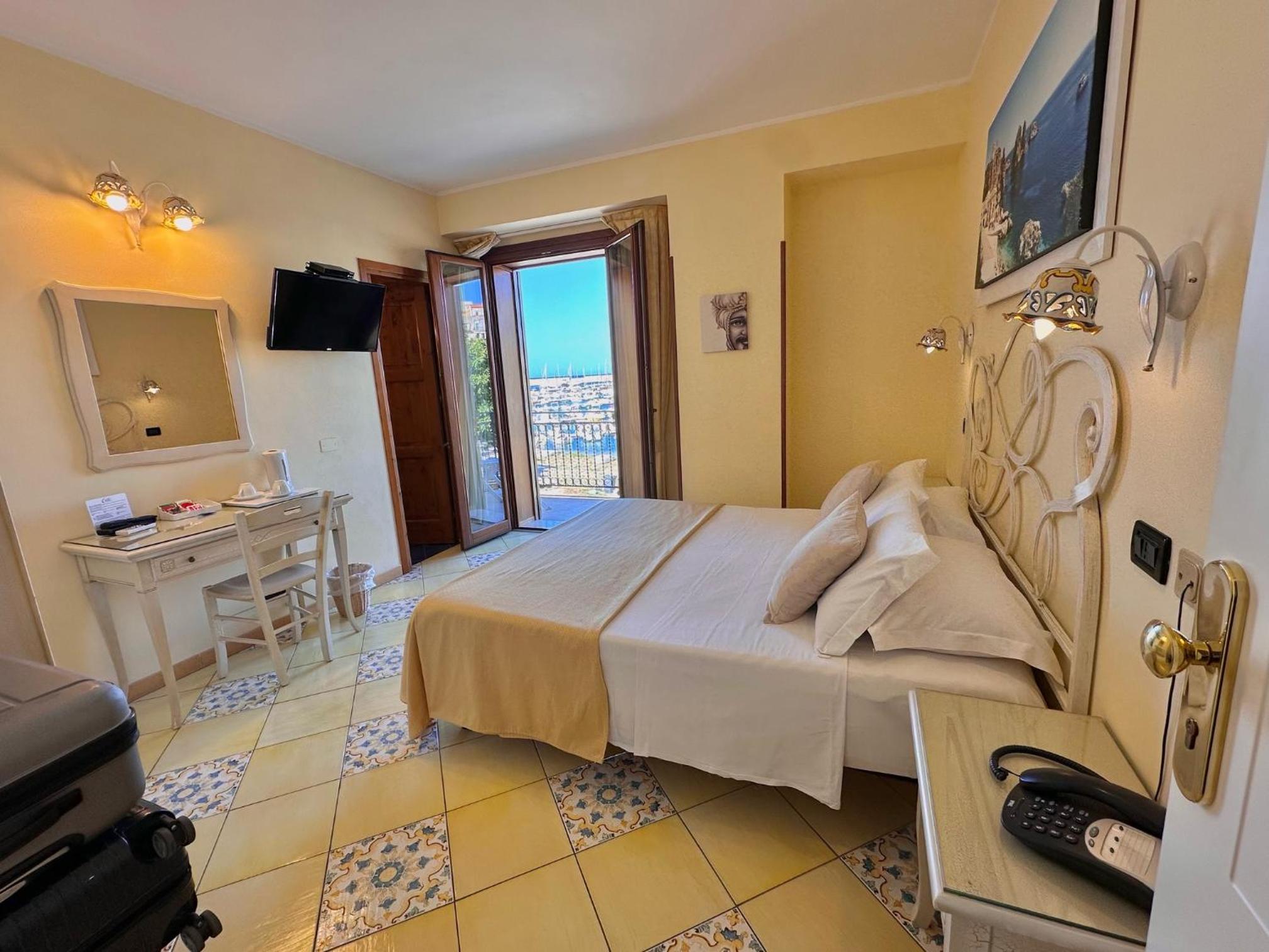 Double Room with Balcony and Sea View - Photo 2