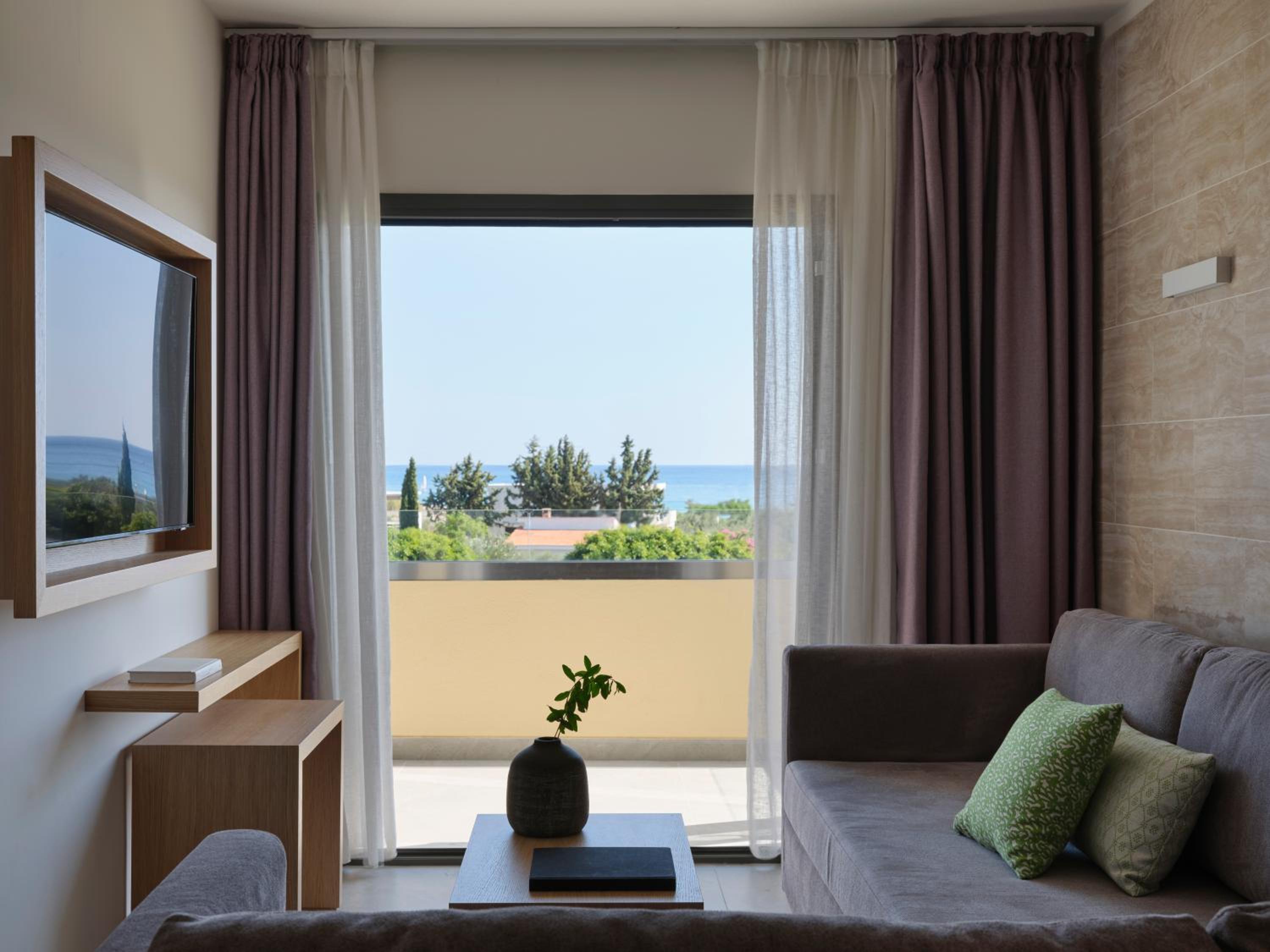 One Bedroom Superior Family Room Sea View thumbnail 6
