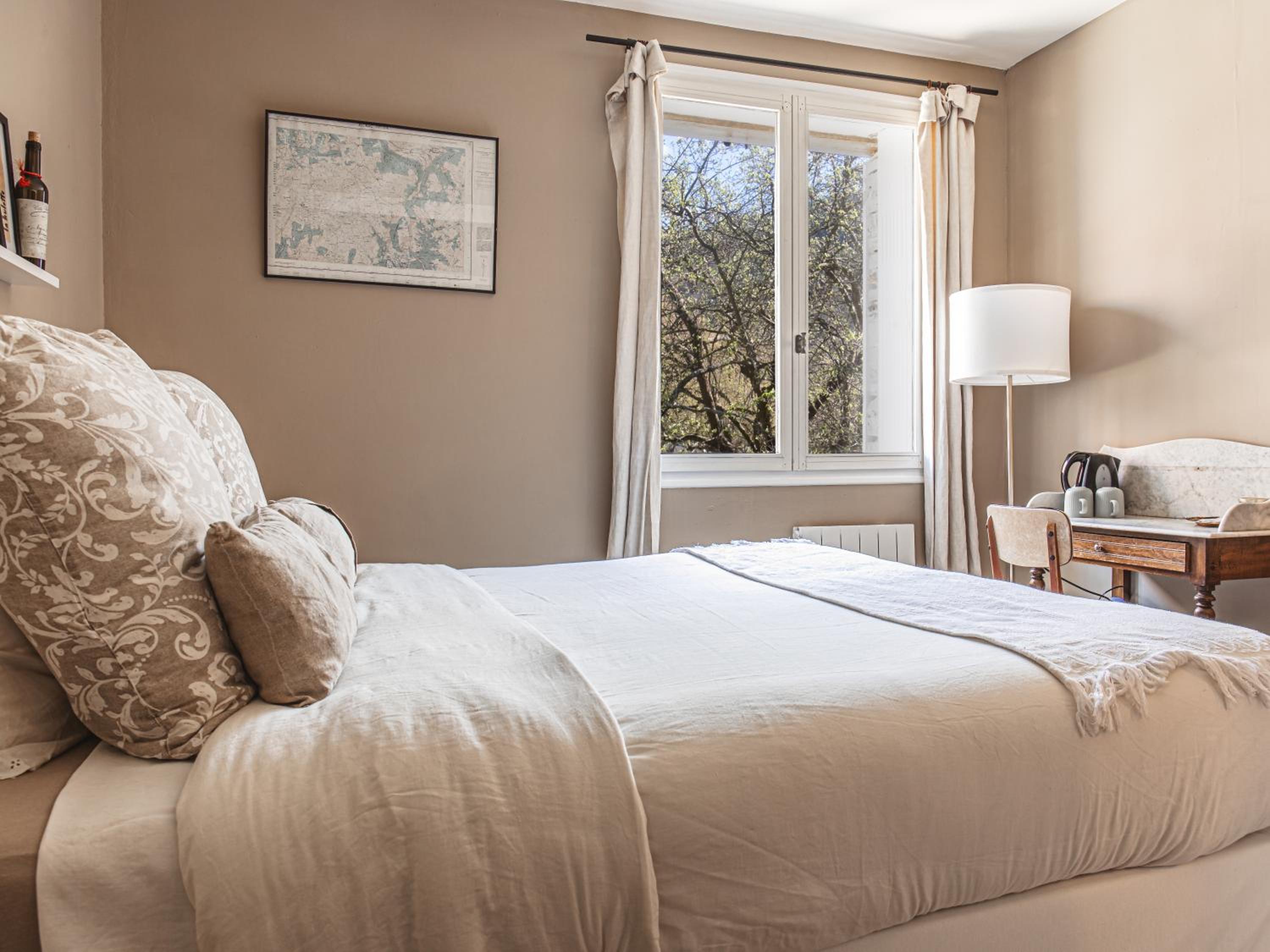 Large Double Room - Photo 2